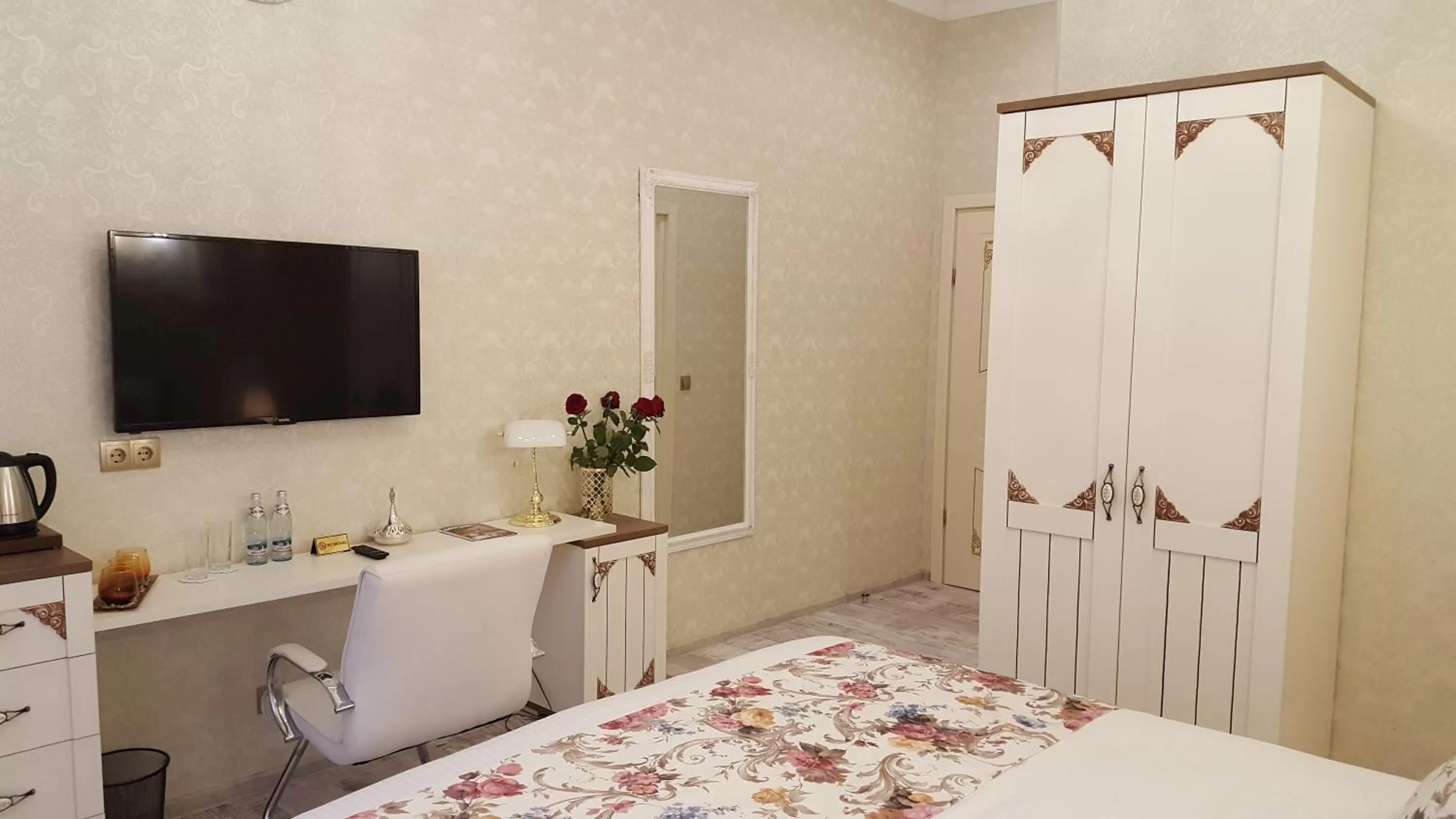 Bedroom in English Home Hotel Tbilisi