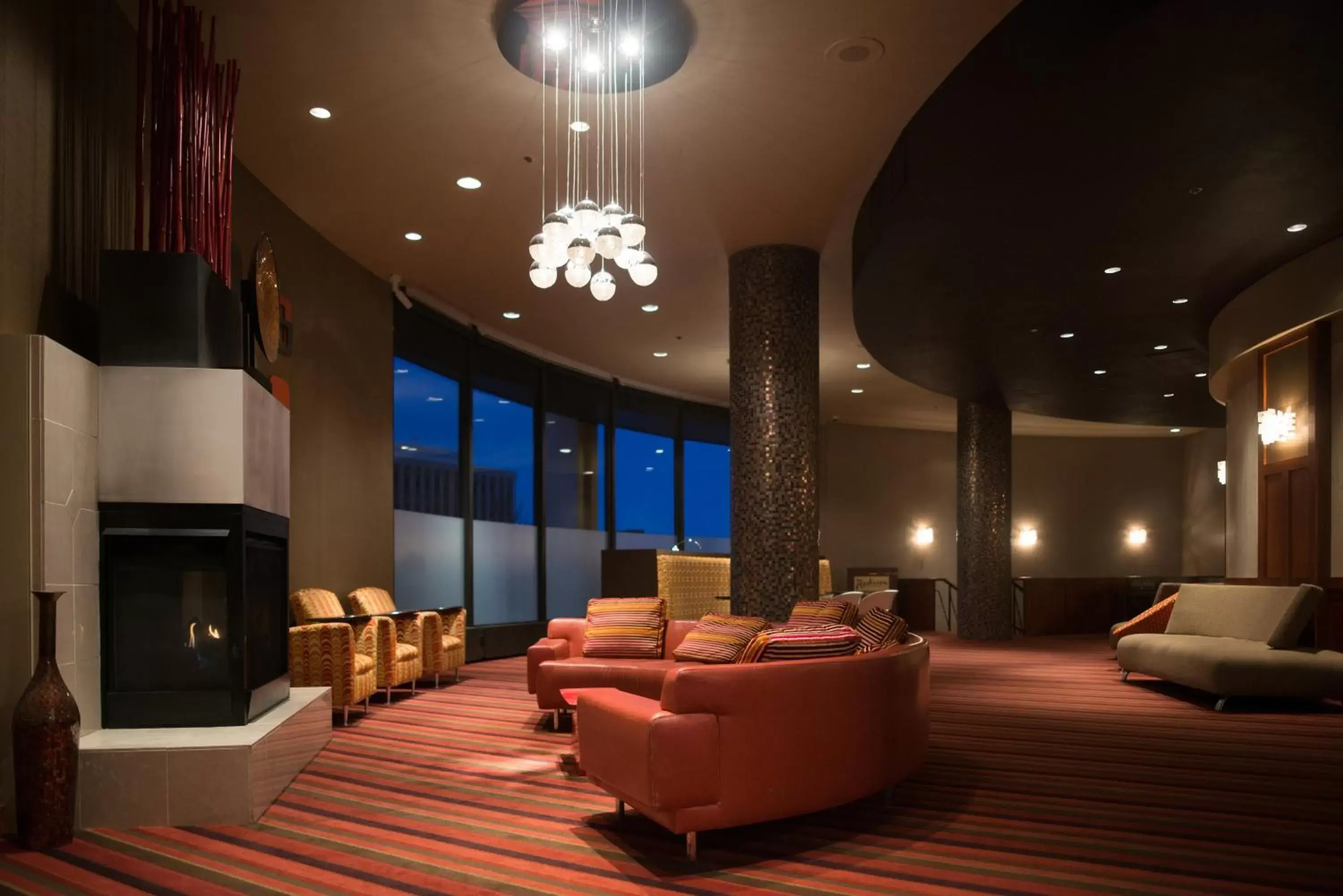 Communal lounge/ TV room in Radisson Hotel Duluth-Harborview