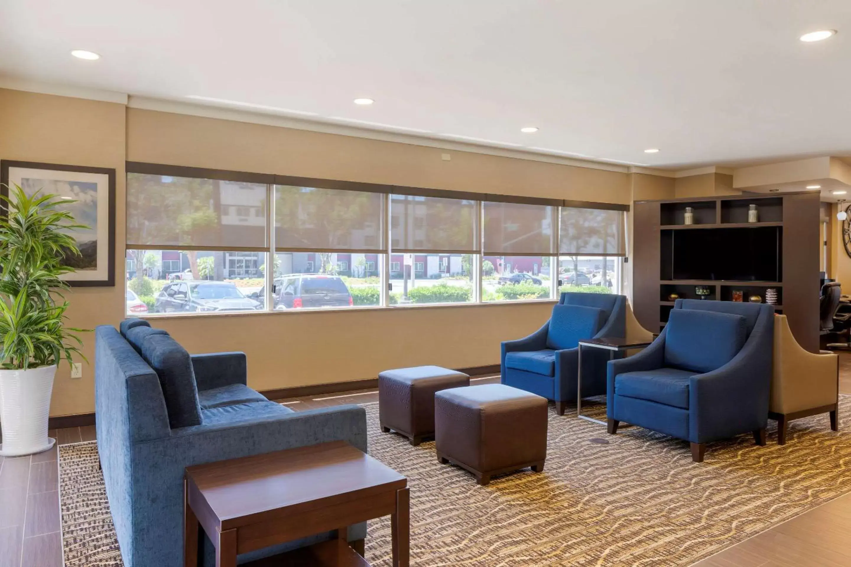 Lobby or reception in Comfort Suites Ontario Airport Convention Center