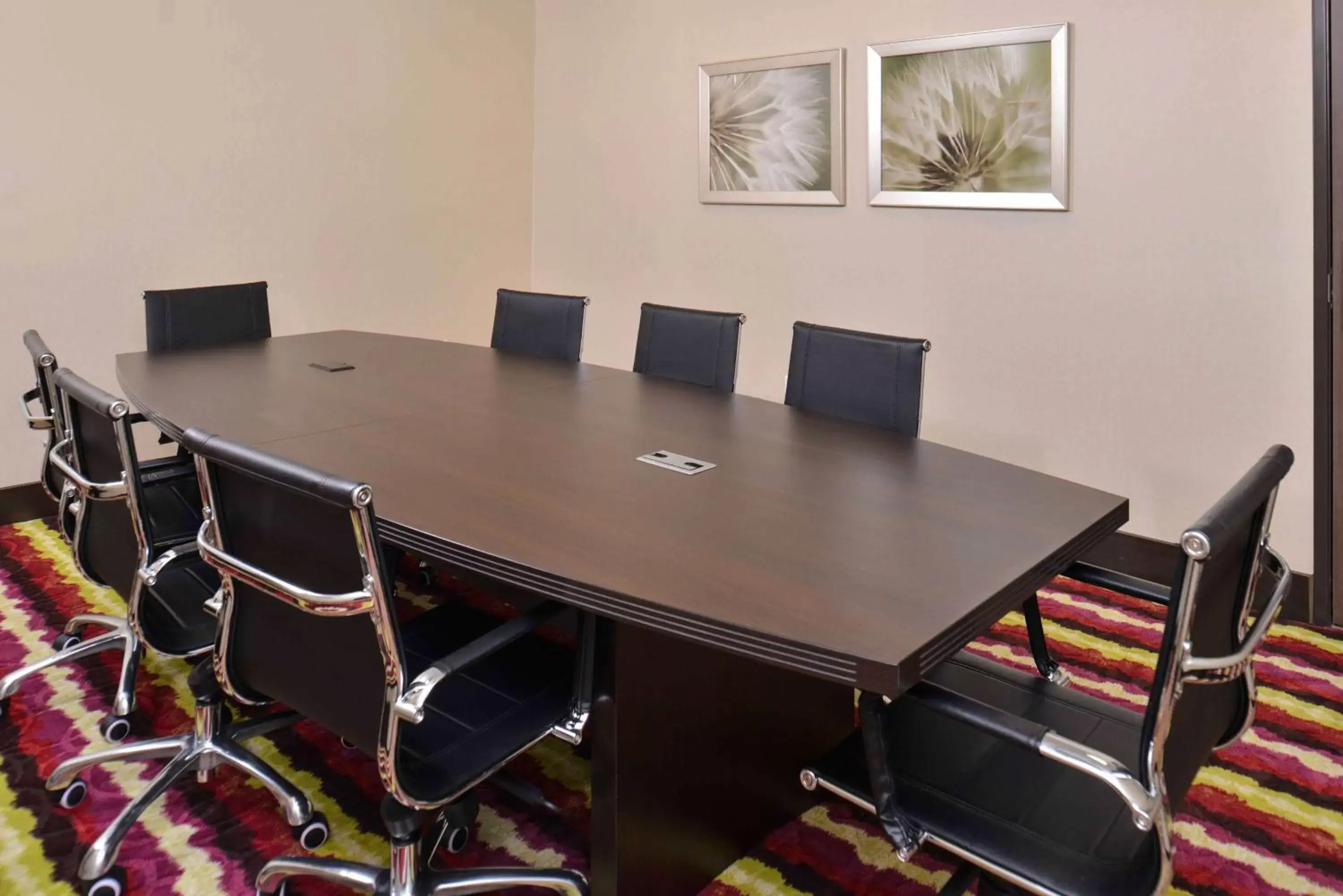 Meeting/conference room in Hampton Inn & Suites Dallas Market Center