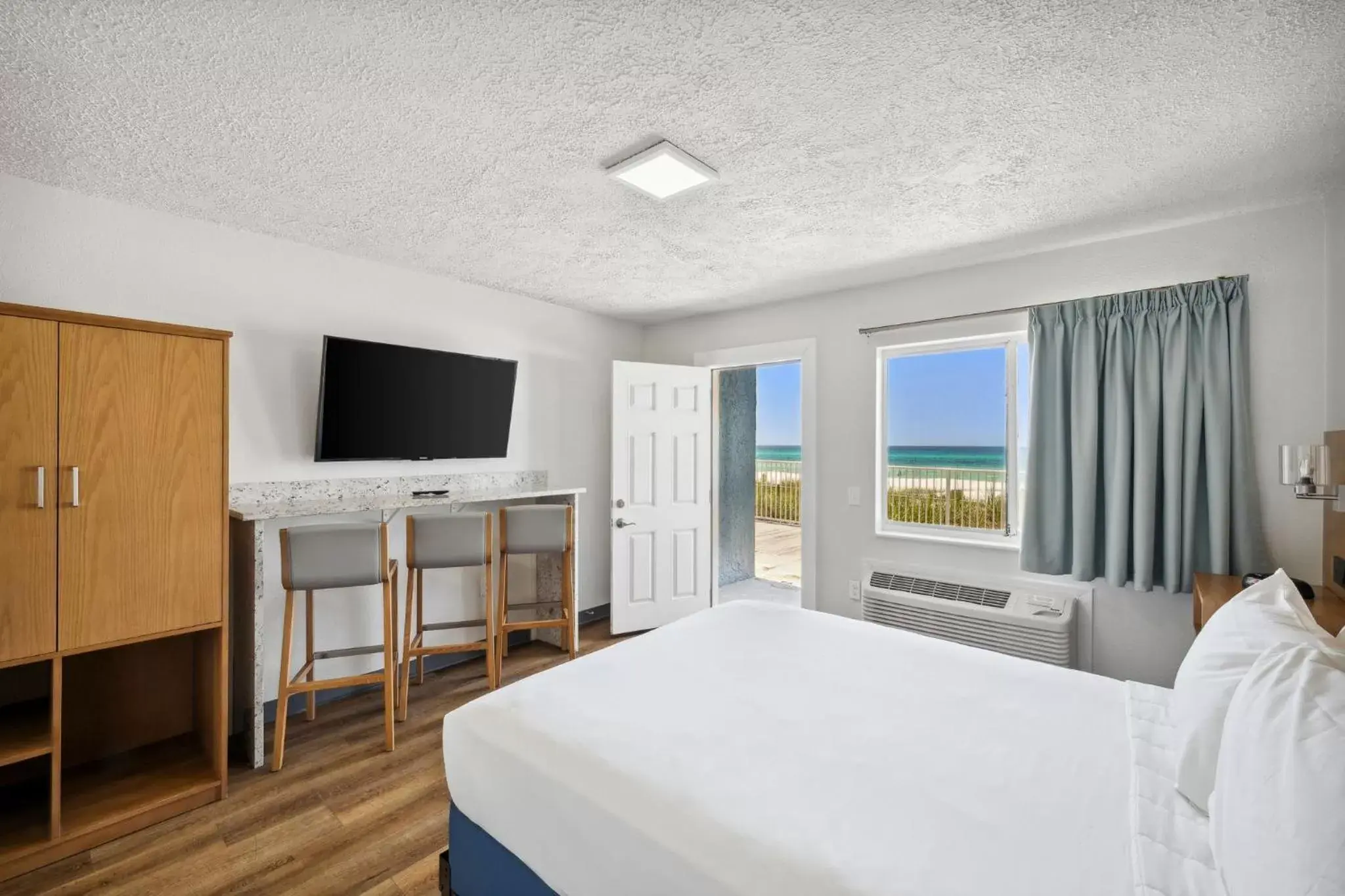 Bedroom, TV/Entertainment Center in Sugar Sands Beachfront Hotel, a By The Sea Resort