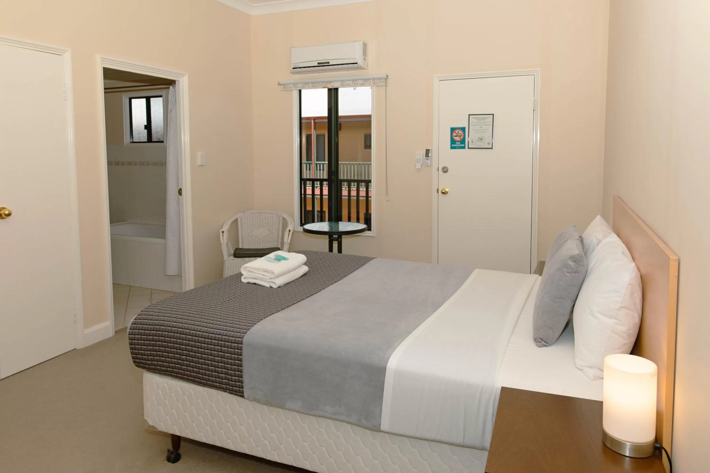 Bed in Settlers Hotel York