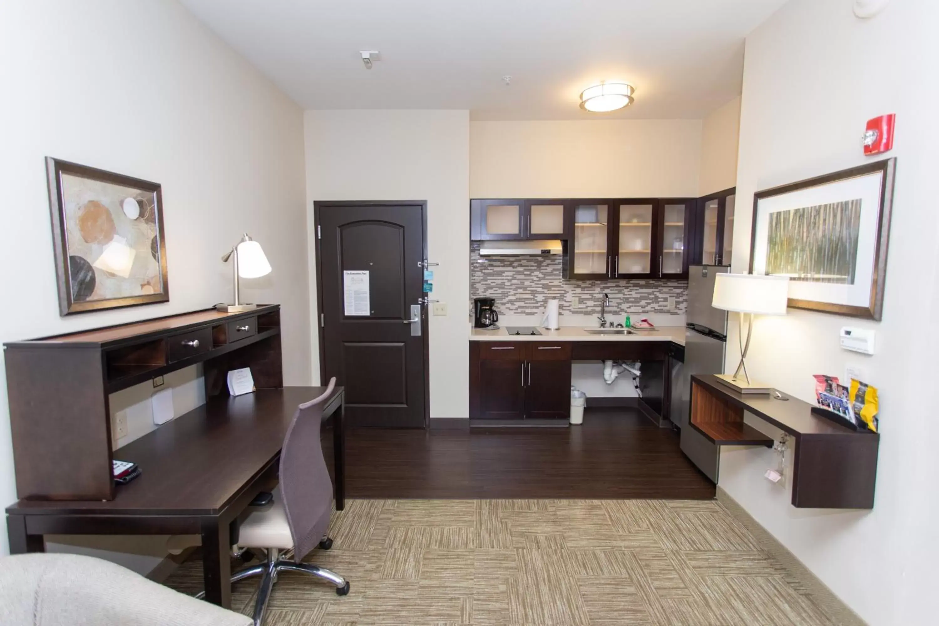 Kitchen or kitchenette, Kitchen/Kitchenette in Staybridge Suites Bowling Green, an IHG Hotel