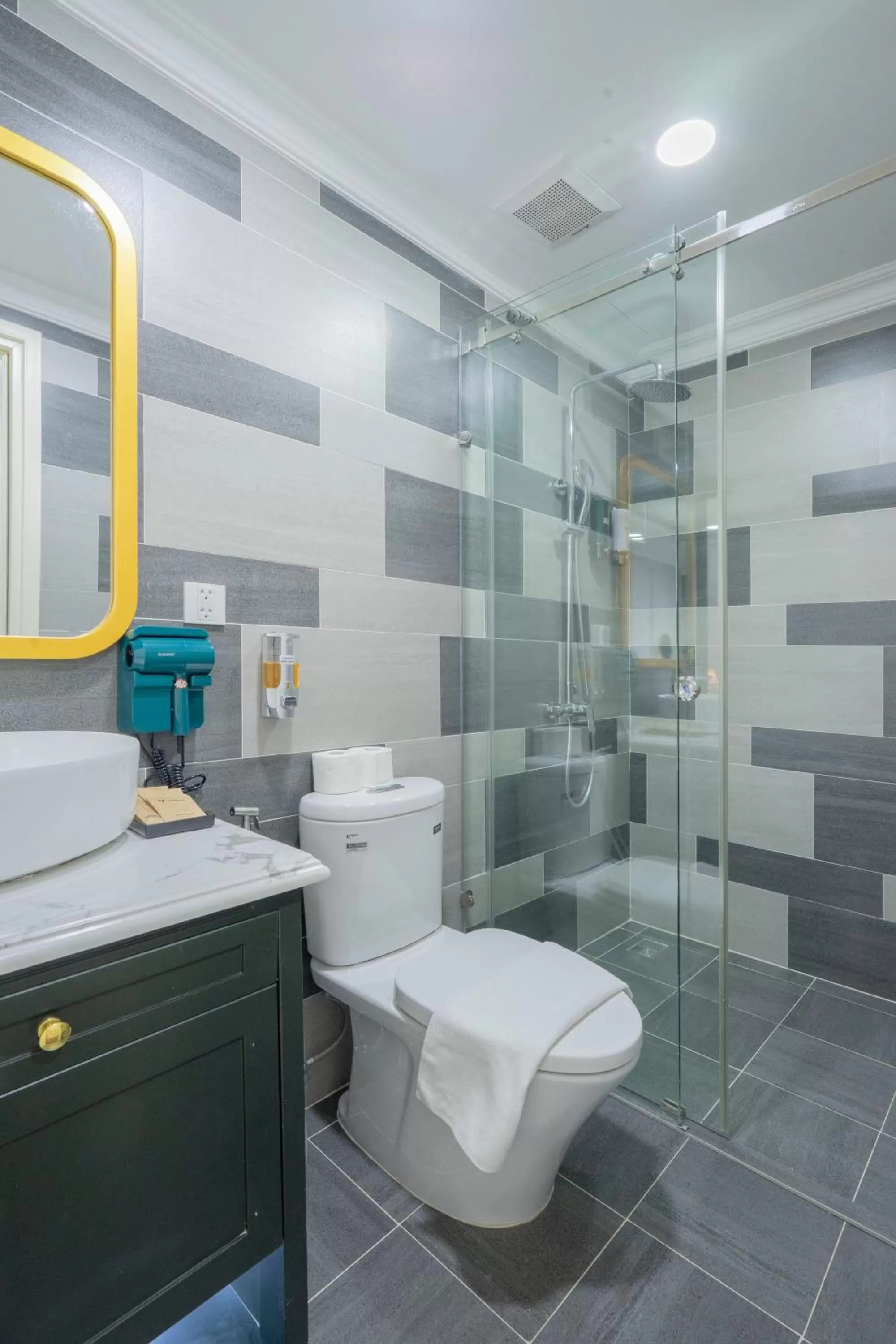 Shower, Bathroom in SAZI HOTEL - BÙI THỊ XUÂN