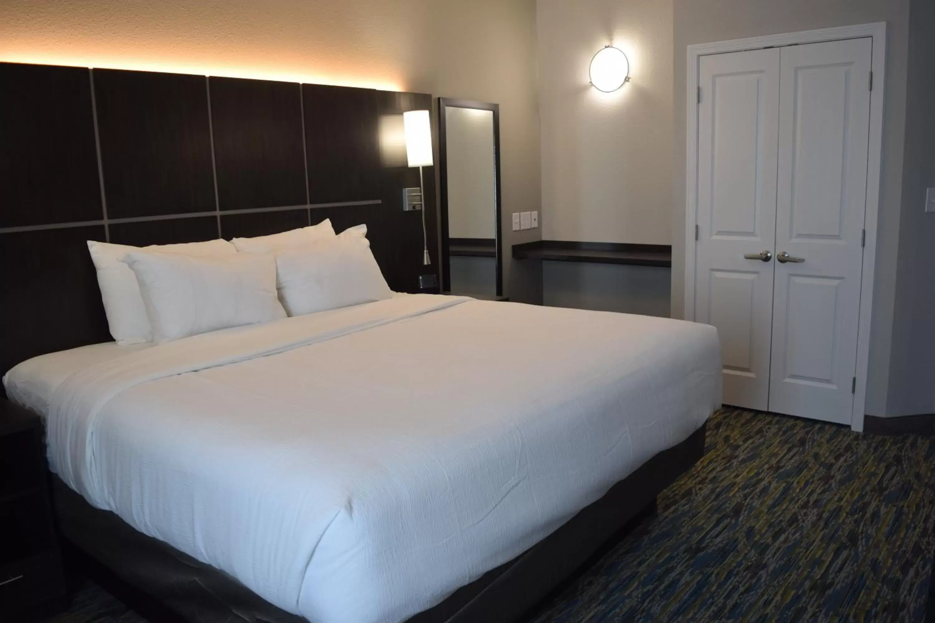 Photo of the whole room, Bed in Candlewood Suites - Nashville Metro Center, an IHG Hotel