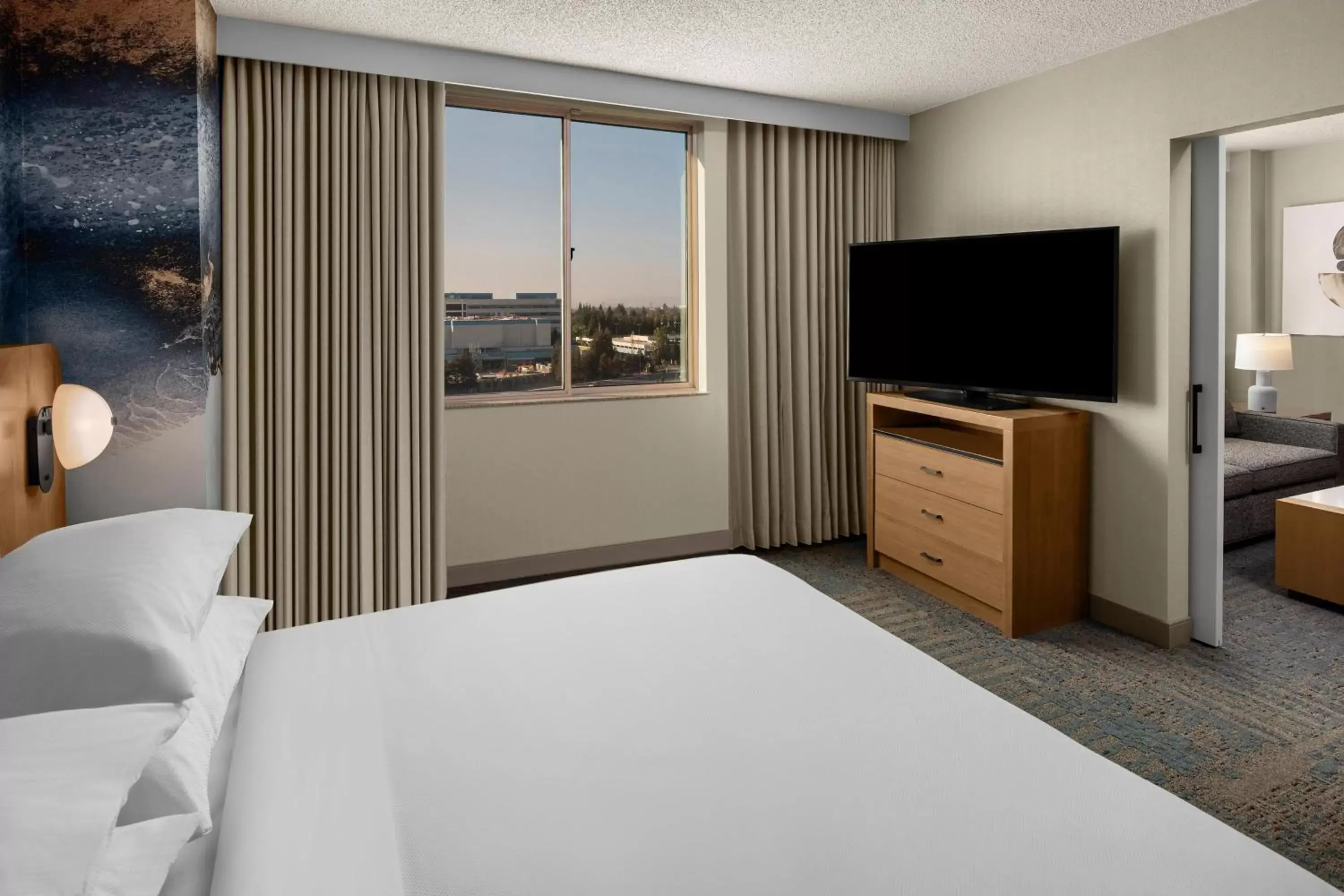 Bedroom, TV/Entertainment Center in Delta Hotels by Marriott Santa Clara Silicon Valley