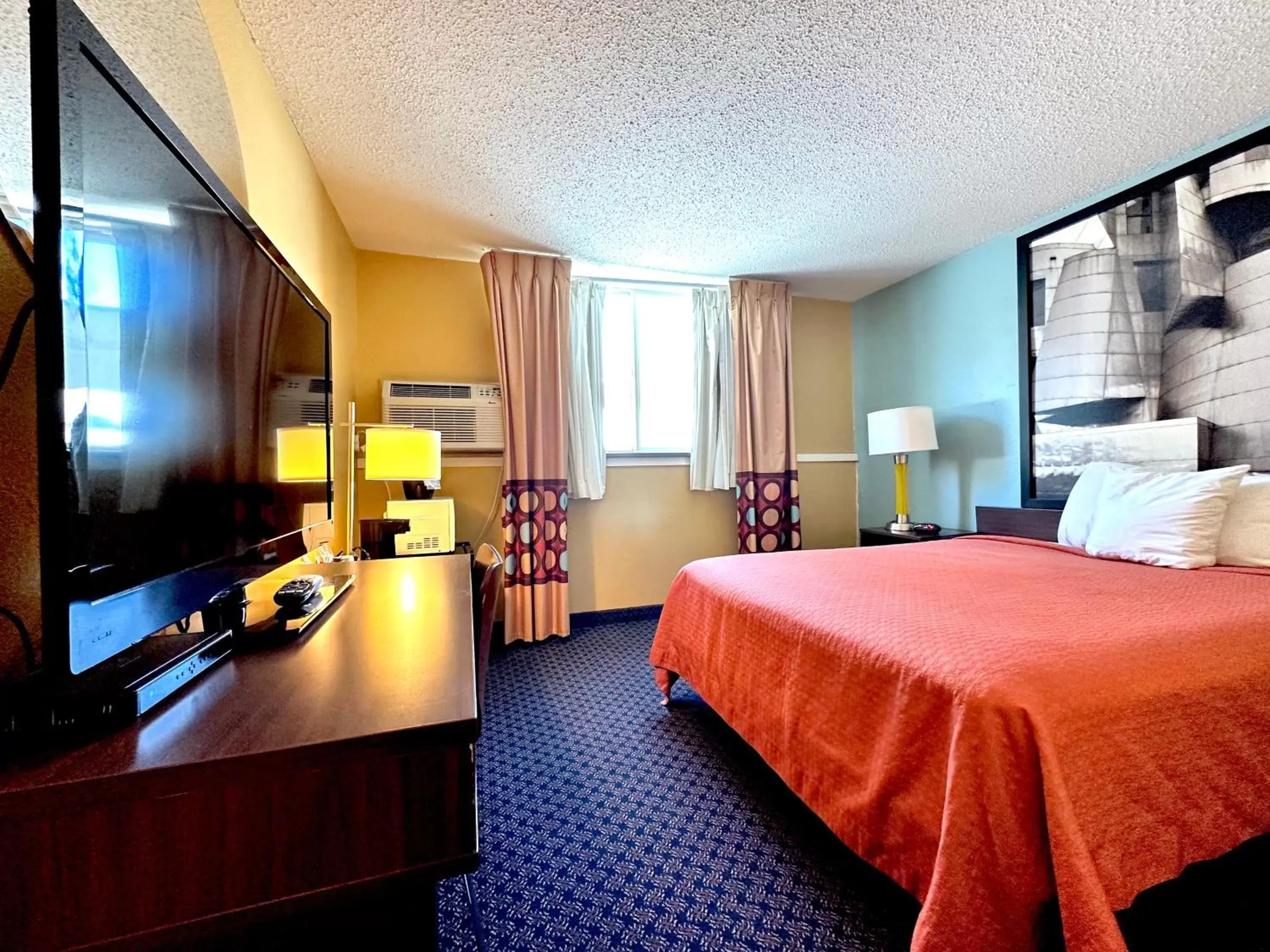 Bed, TV/Entertainment Center in Hotel 8