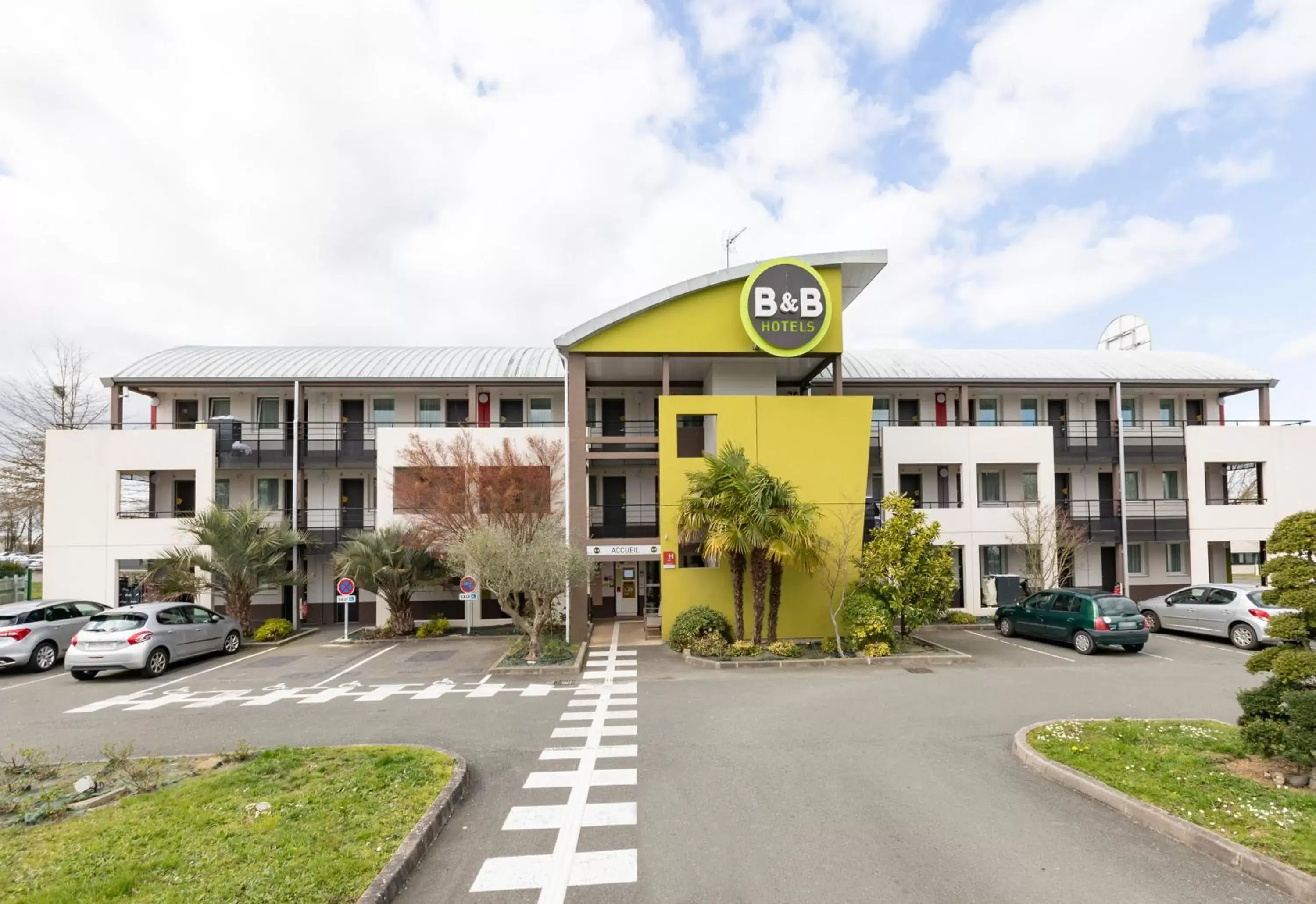 Facade/entrance, Property Building in B&B HOTEL Laval Changé