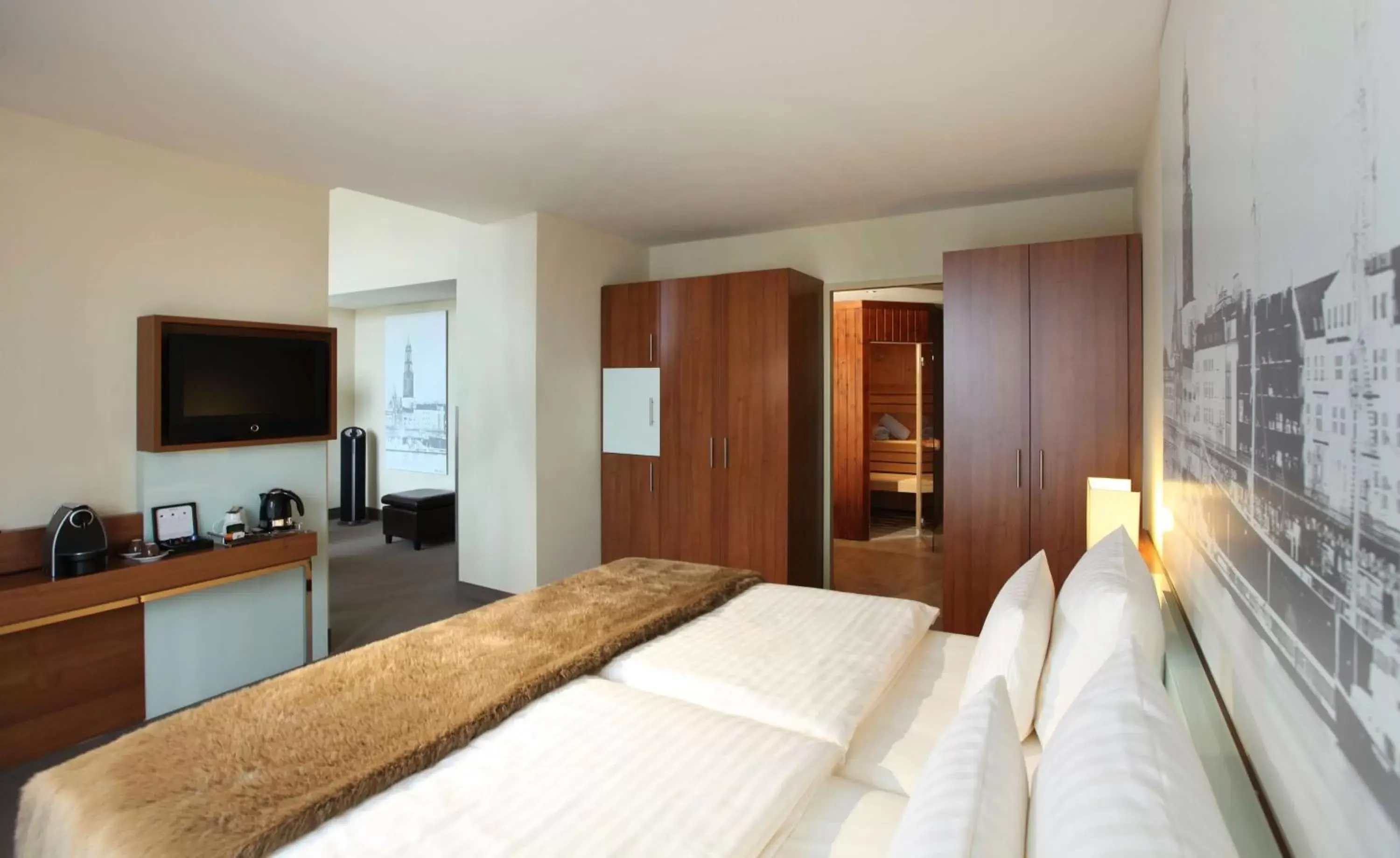 Bedroom, Bed in Lindner Hotel Hamburg am Michel, part of JdV by Hyatt Bedroom, Bed in Lindner Hotel Hamburg am Michel, part of JdV by Hyatt