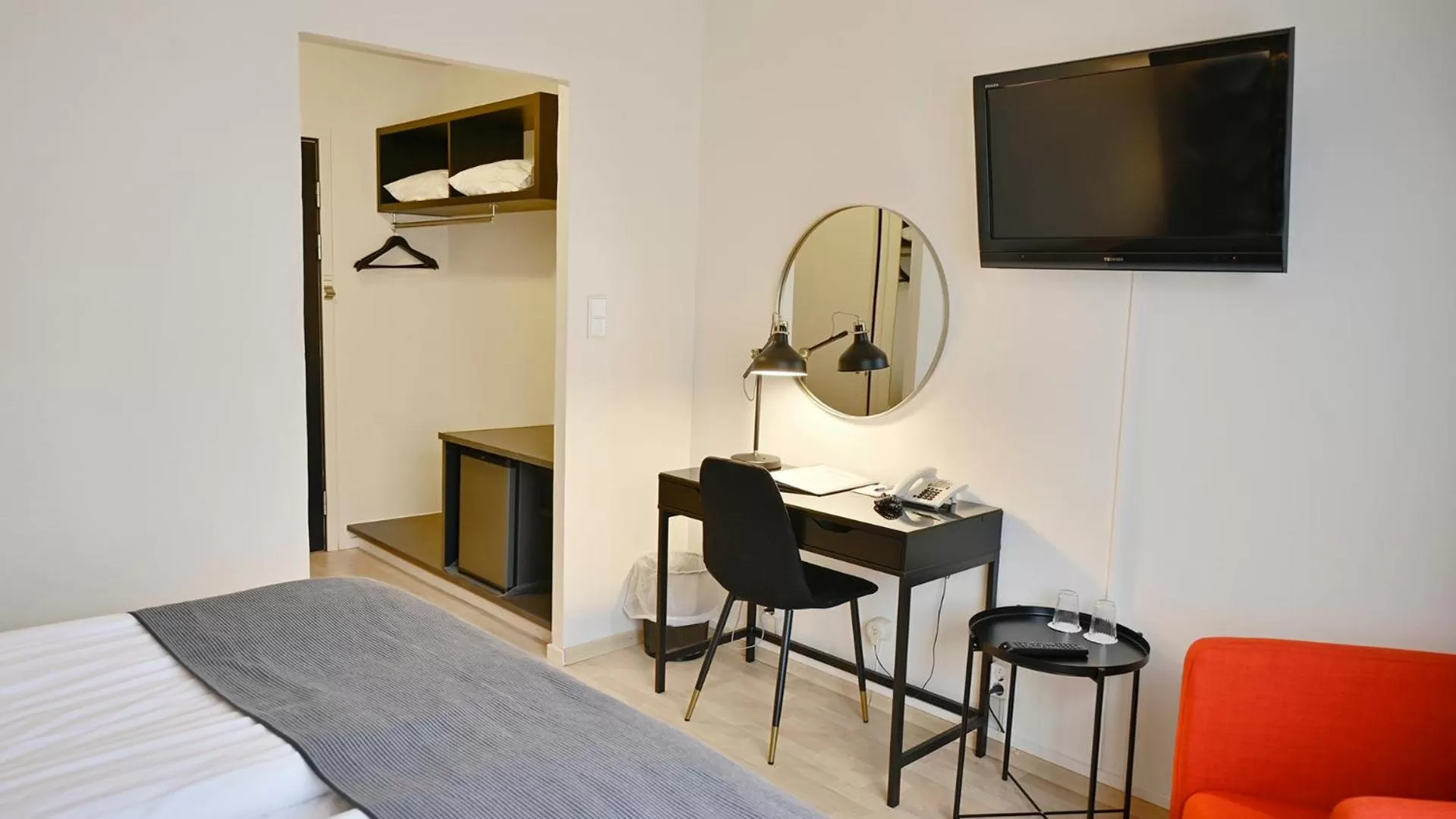 Seating area, Bed in Hotel Amadeus by First