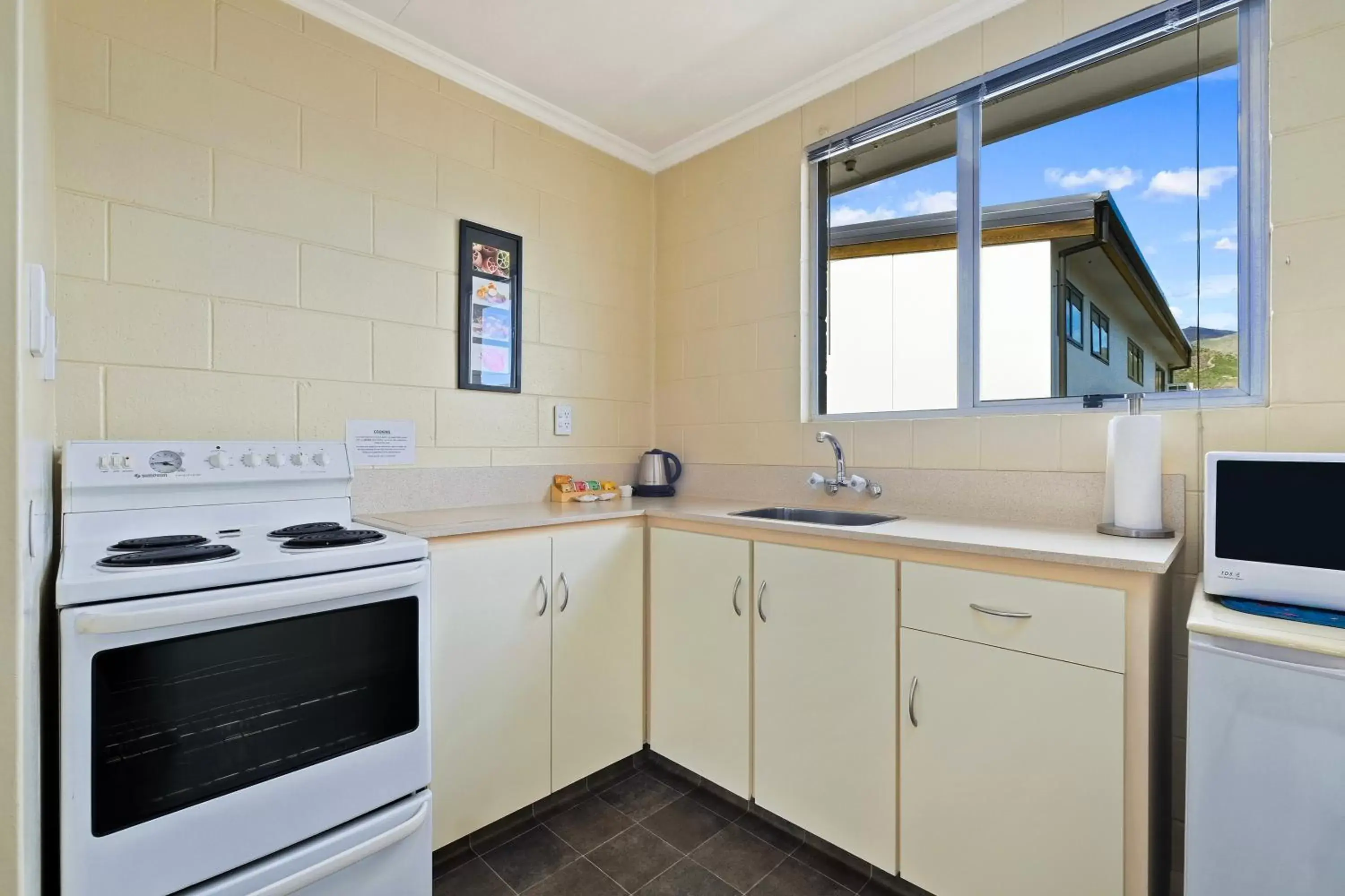 Kitchen/Kitchenette in Central Gateway Motel