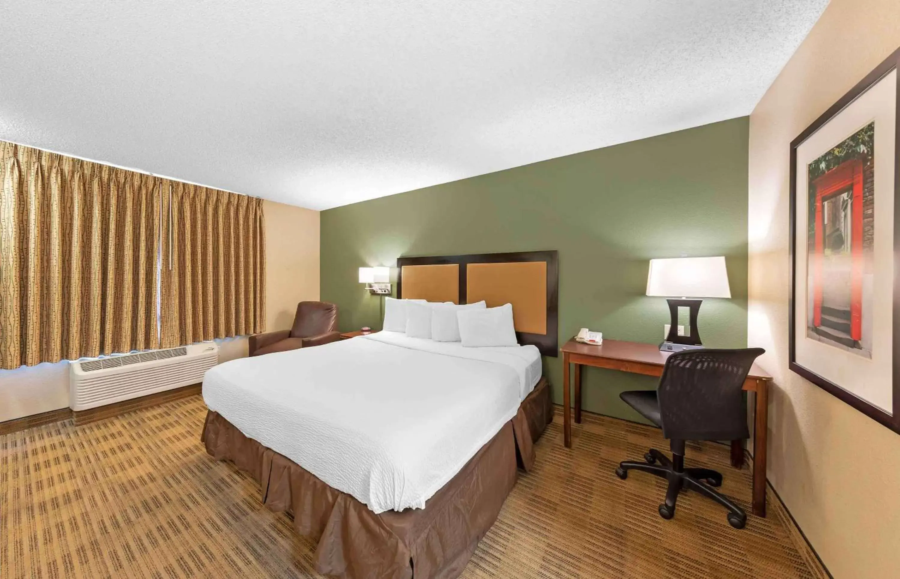 Bedroom, Bed in Extended Stay America Suites - Los Angeles - Valencia