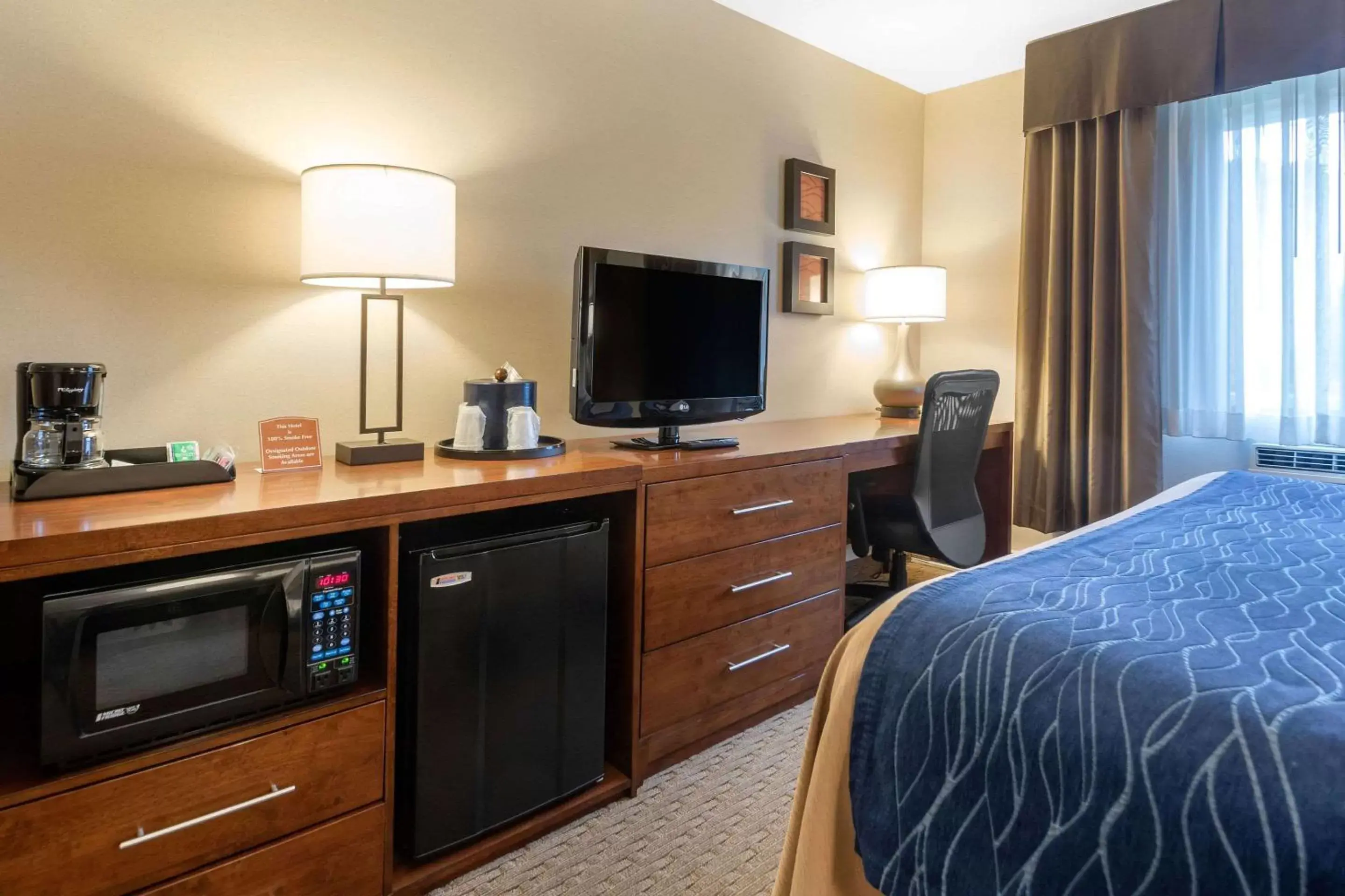 Photo of the whole room, TV/Entertainment Center in Comfort Inn Iron Mountain