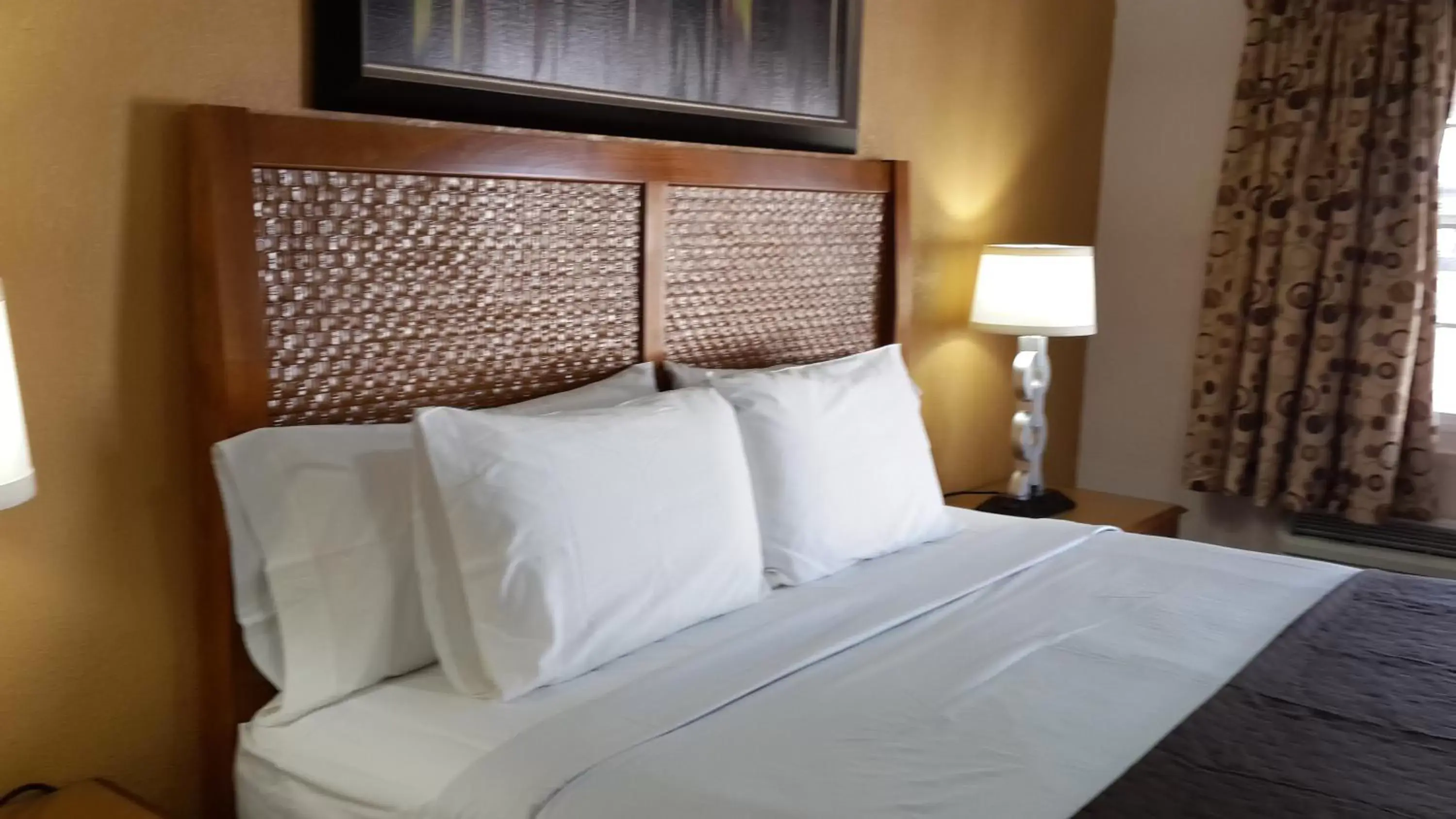 Bed in American Regency Inn Bed in American Regency Inn