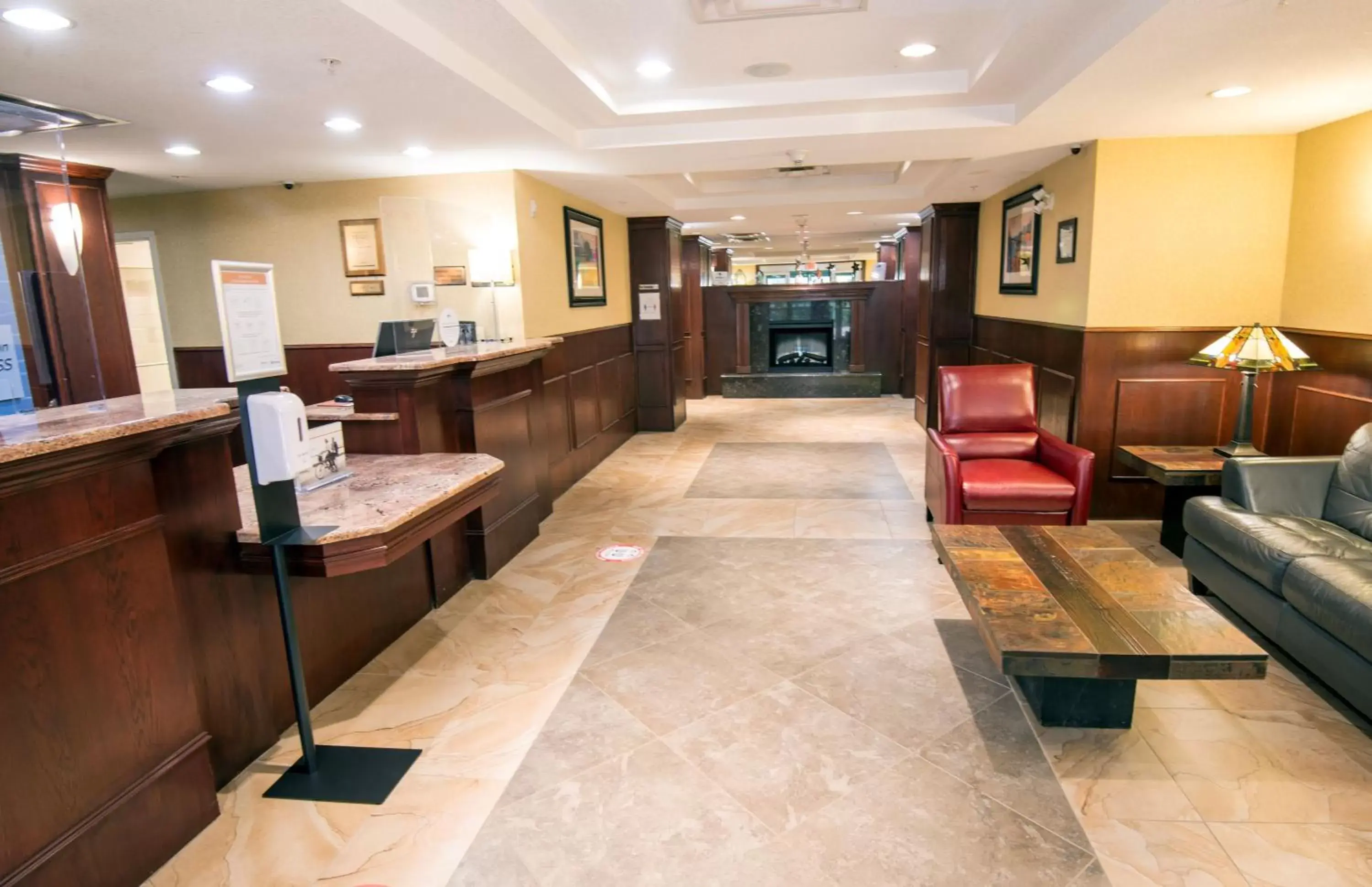 Lobby or reception in Holiday Inn Express Hotel & Suites Edson, an IHG Hotel