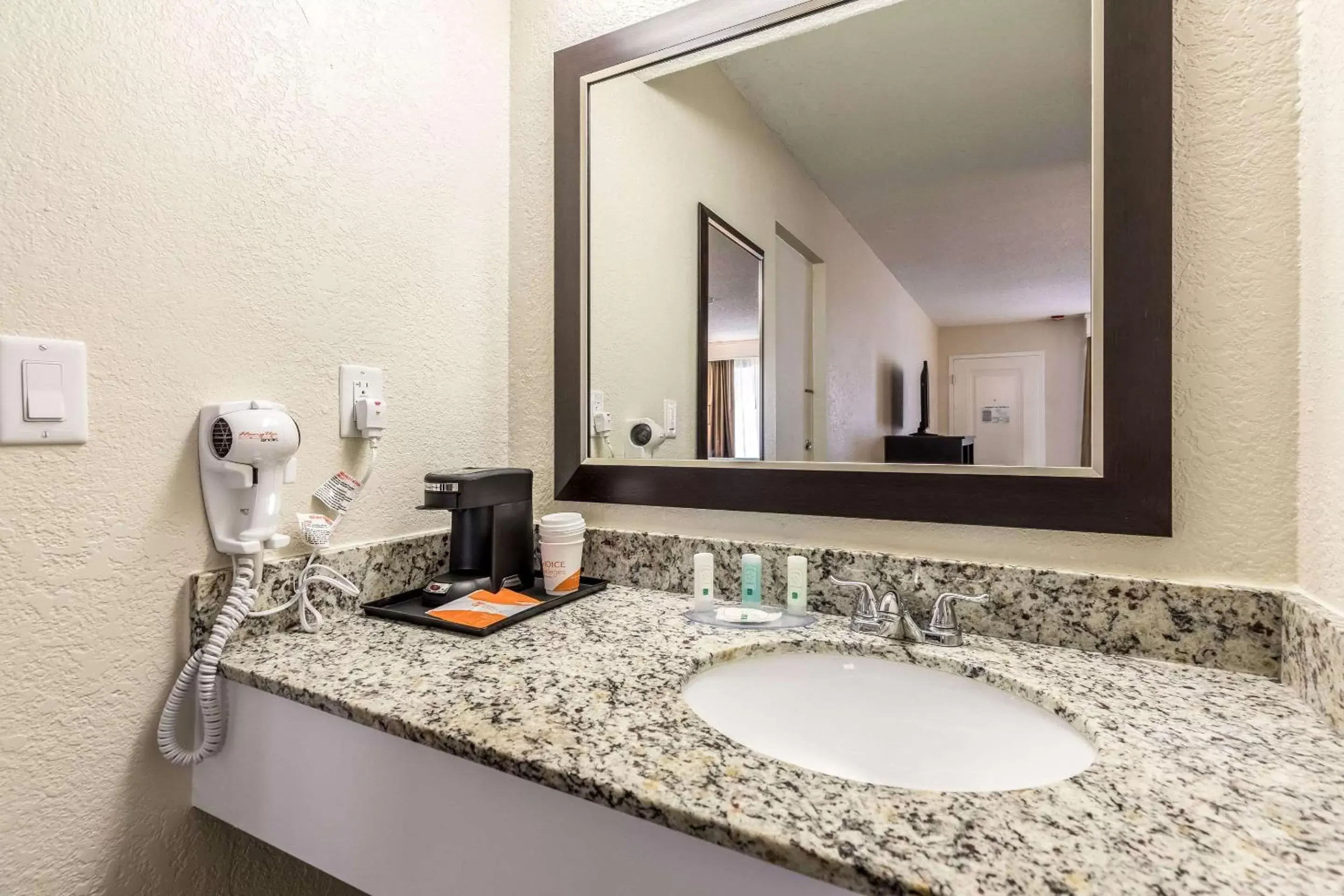 Bathroom in Quality Inn Palm Beach International Airport