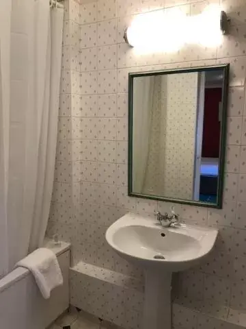 Bathroom in The Green Dragon Hotel