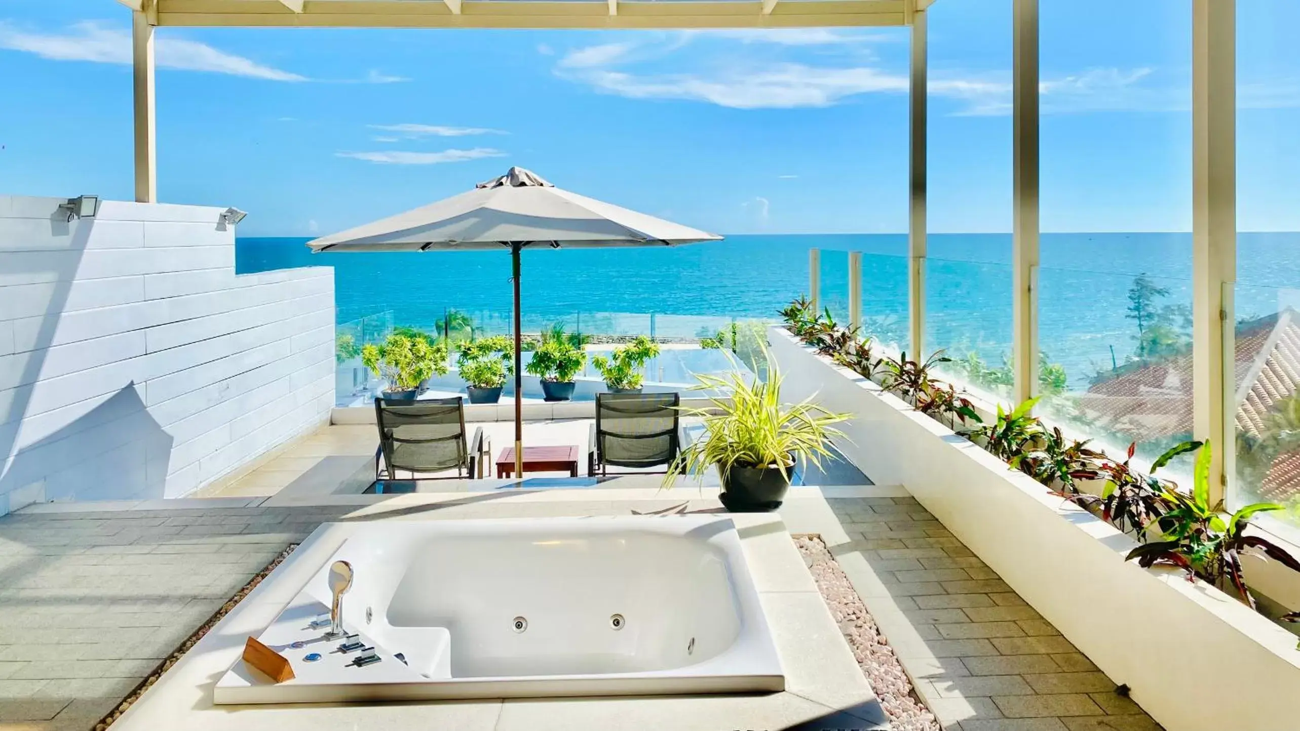 Balcony/Terrace, Bathroom in The Cliff Resort & Residences