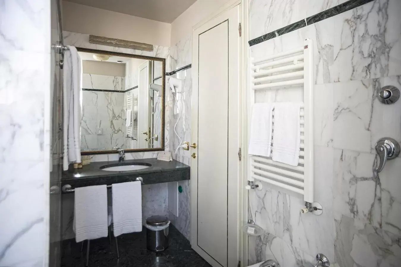 Shower, Bathroom in Hotel Donatello