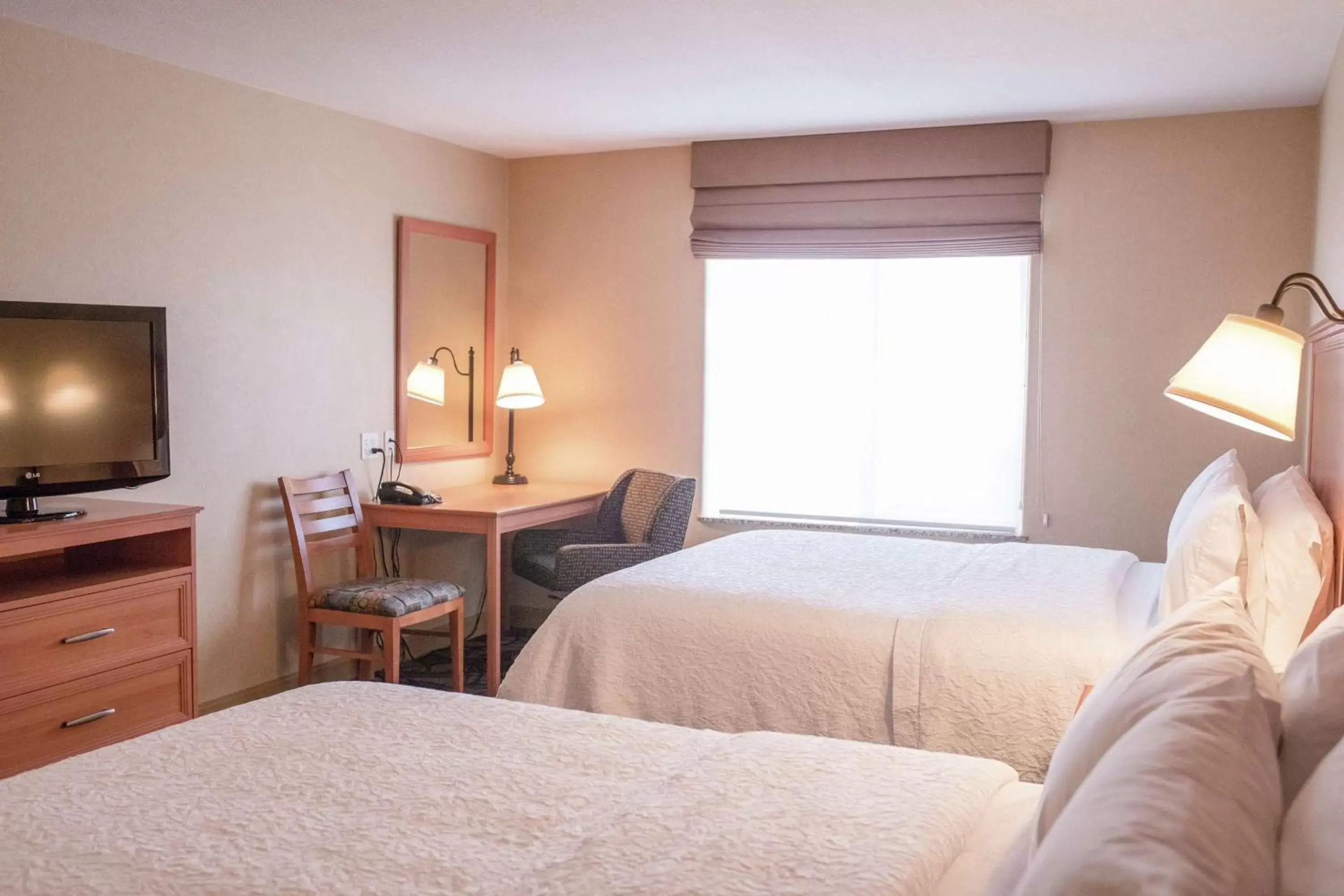 Bedroom, Bed in Hampton Inn & Suites Lathrop