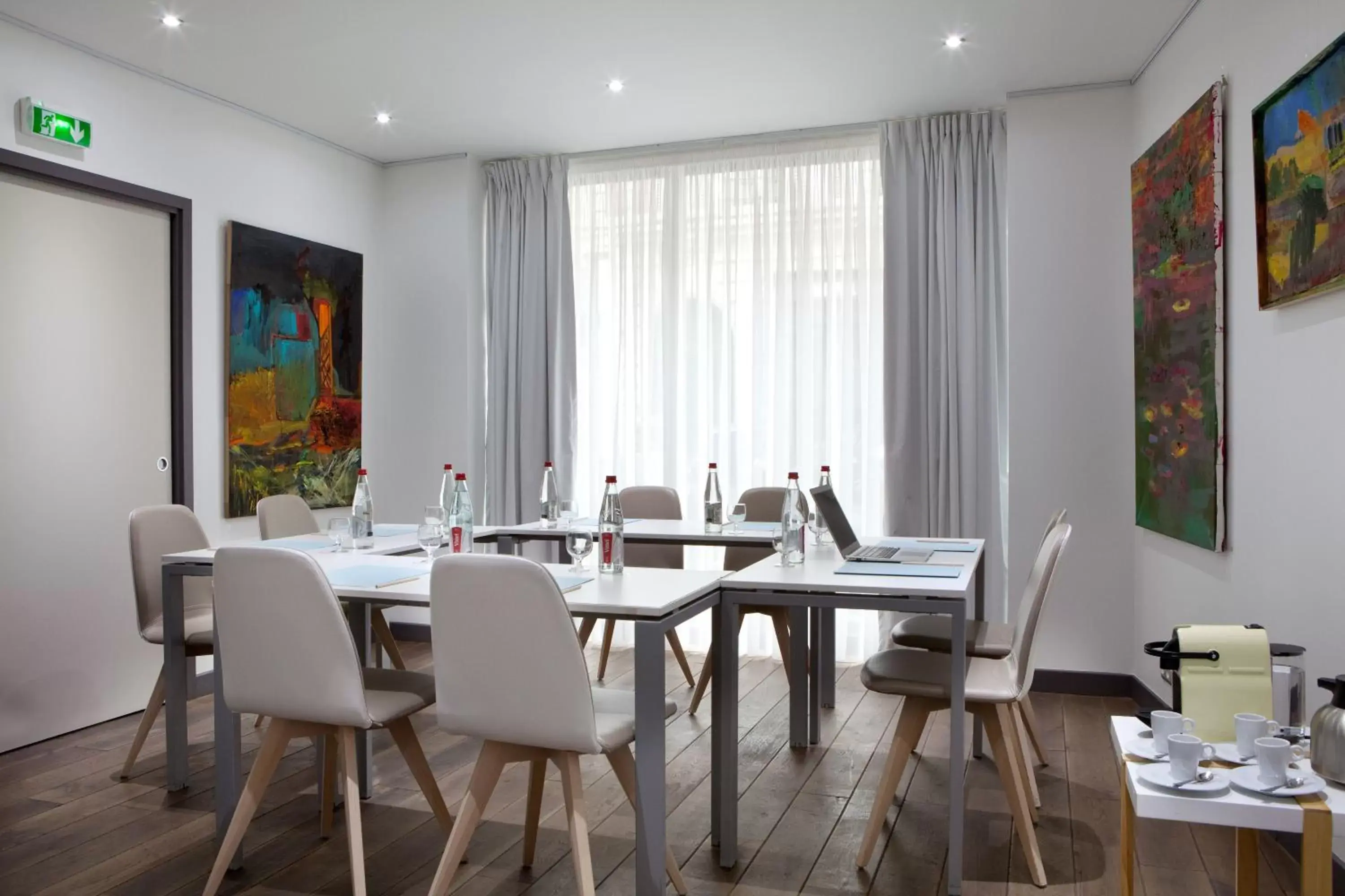 Business facilities, Restaurant/Places to Eat in Serotel Suites Opera
