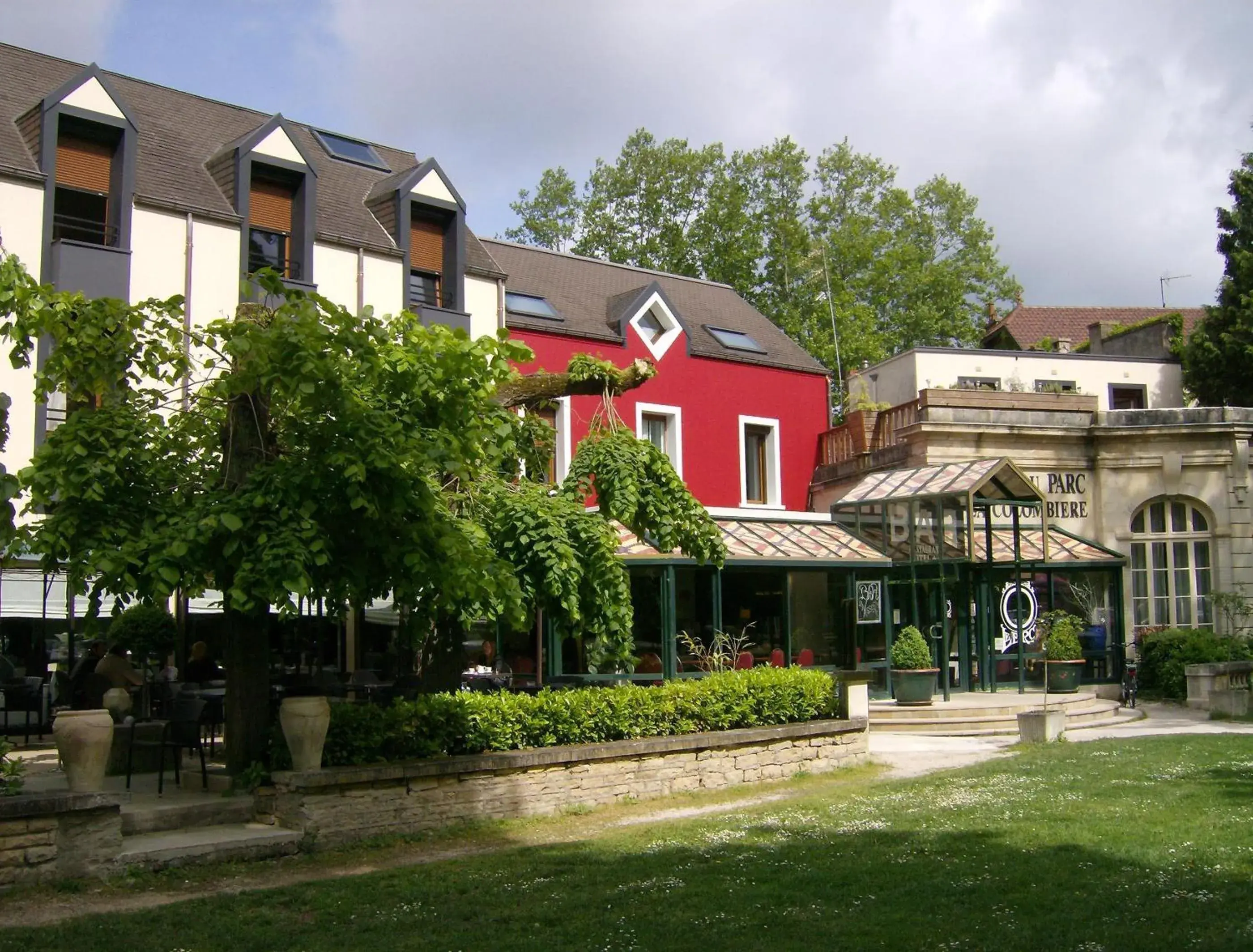 Facade/entrance, Property Building in Hôtel Restaurant Du Parc de la Colombière