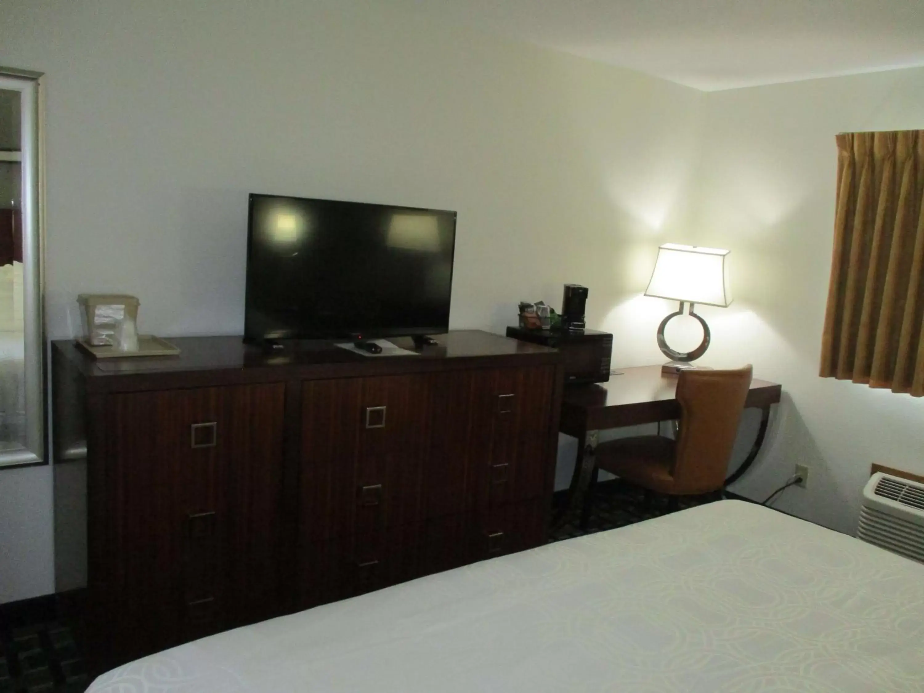 Photo of the whole room, TV/Entertainment Center in SureStay Hotel by Best Western Manchester