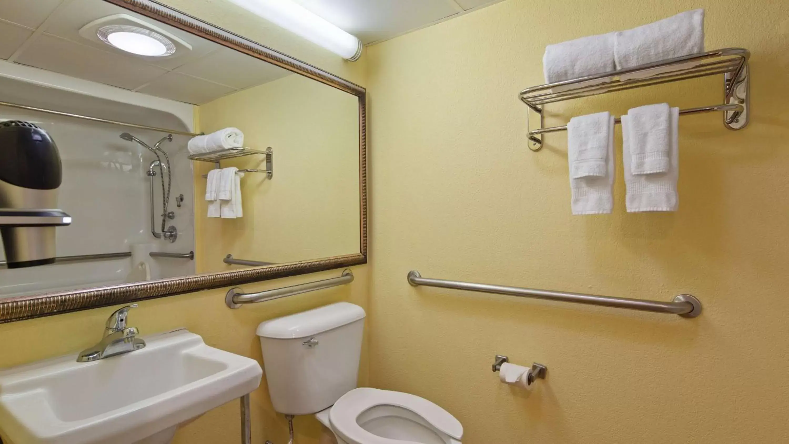 Bathroom in Best Western Ocean Sands Beach Resort