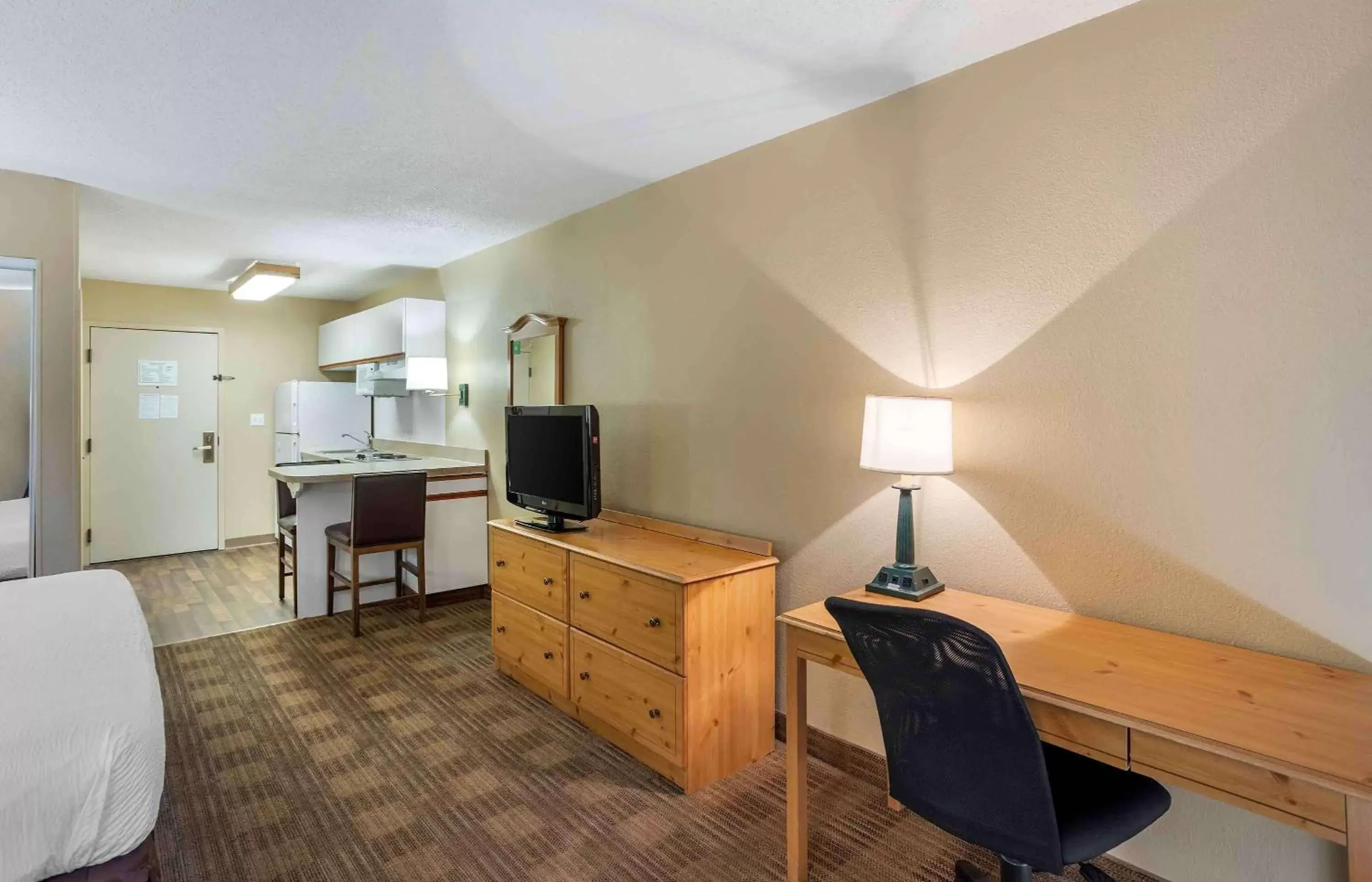 Bedroom, TV/Entertainment Center in Extended Stay America Suites - Philadelphia - Horsham - Dresher Rd