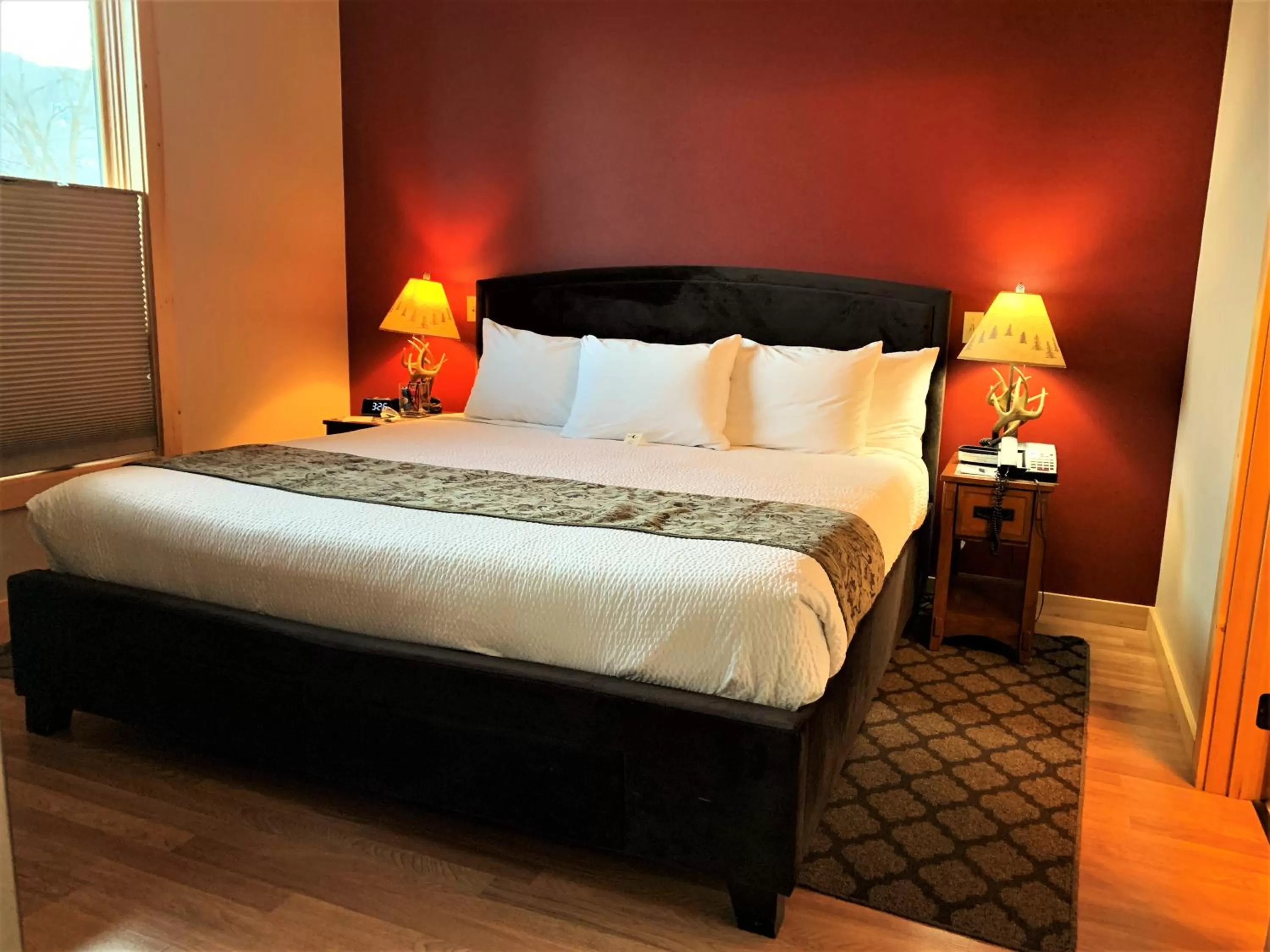 Photo of the whole room, Bed in Twisp River Suites