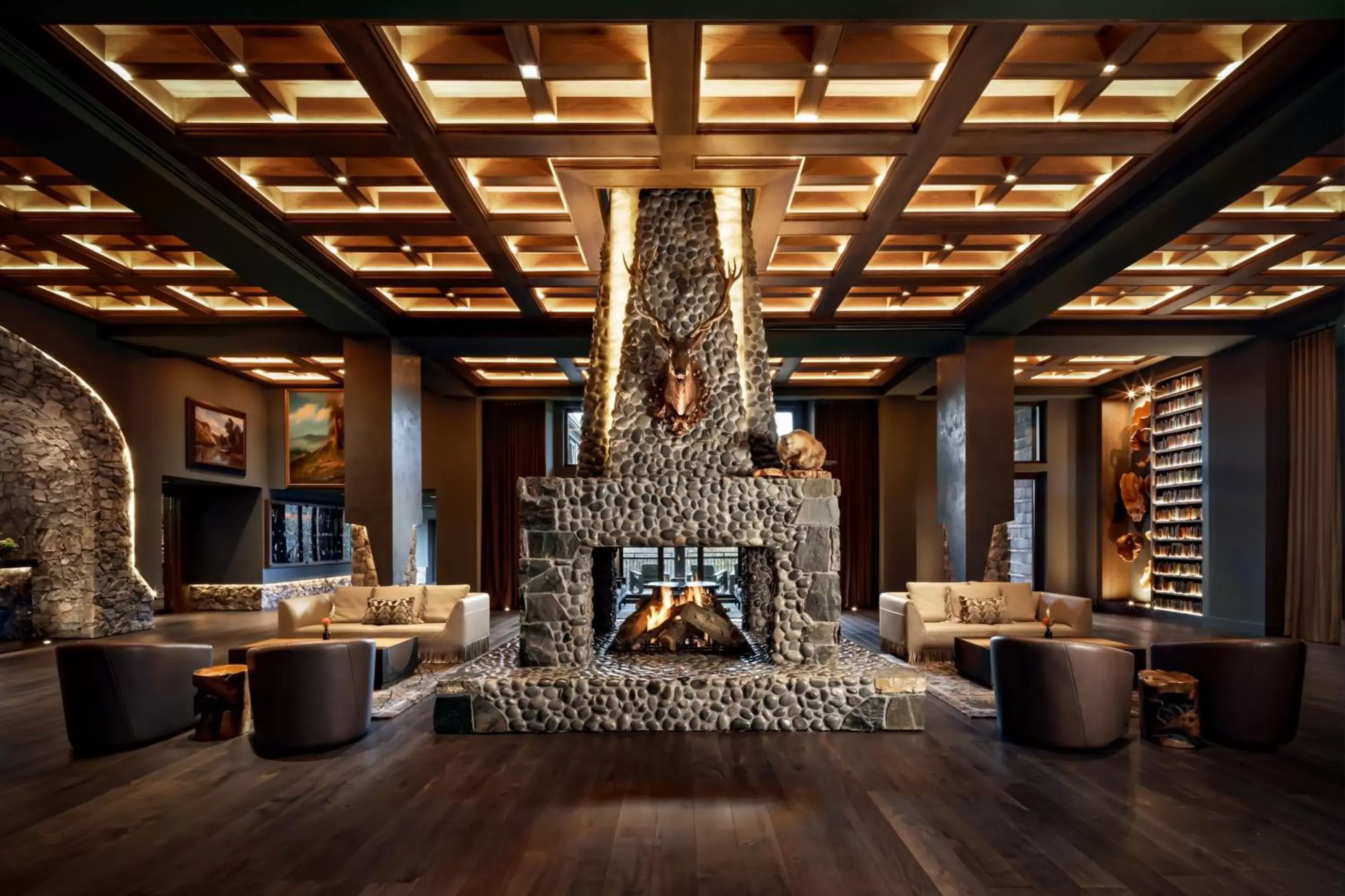 Lobby or reception, Lounge/Bar in Grand Bohemian Lodge Greenville, Autograph Collection
