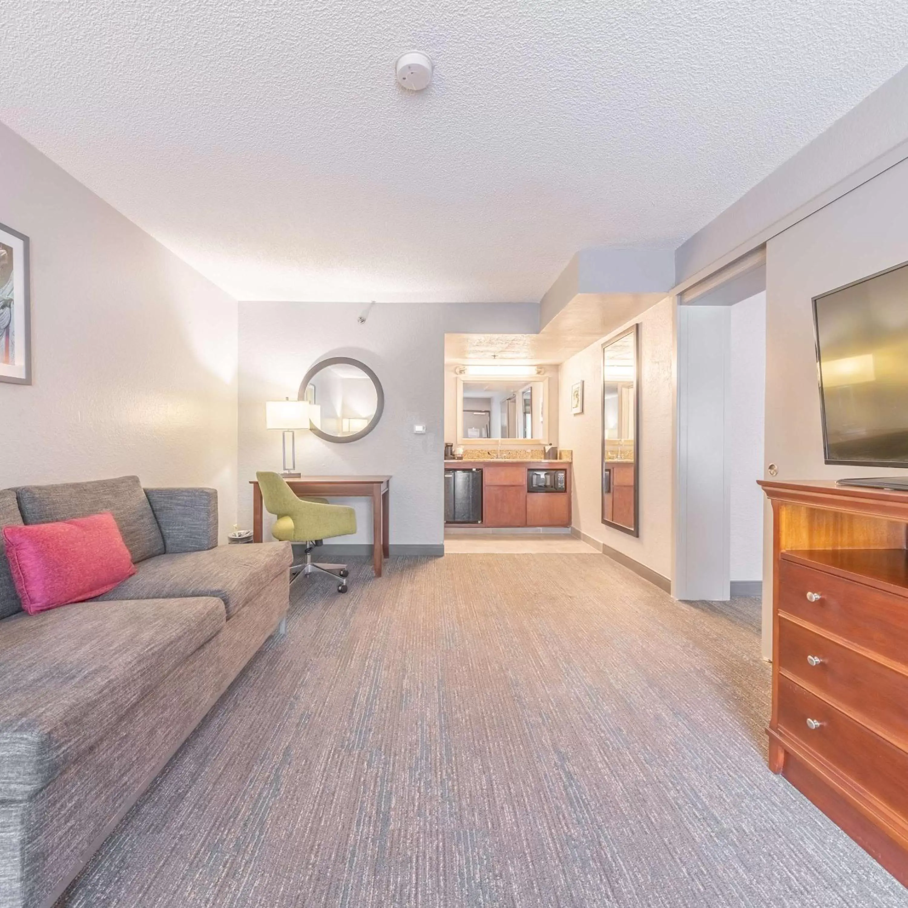 Bedroom, Seating Area in Hampton Inn Gainesville