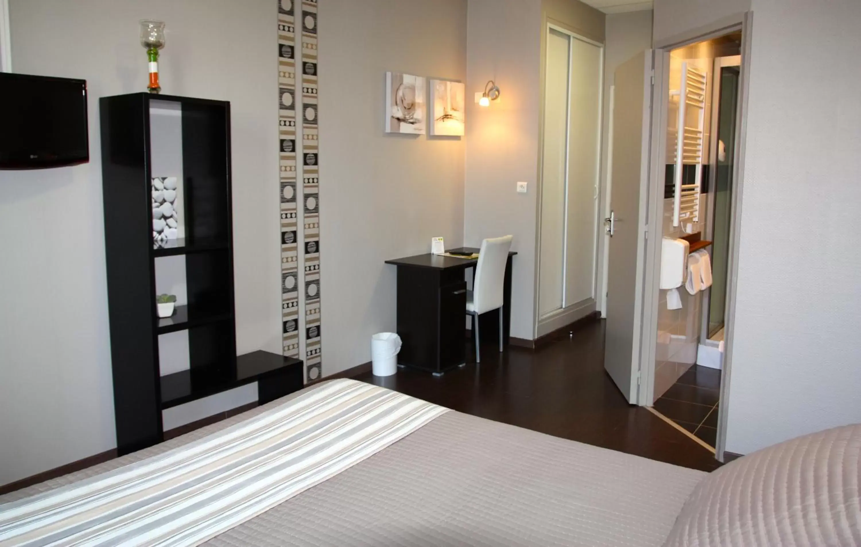 Photo of the whole room, Bed in Logis Hôtel du Midi - Rodez Centre-Ville