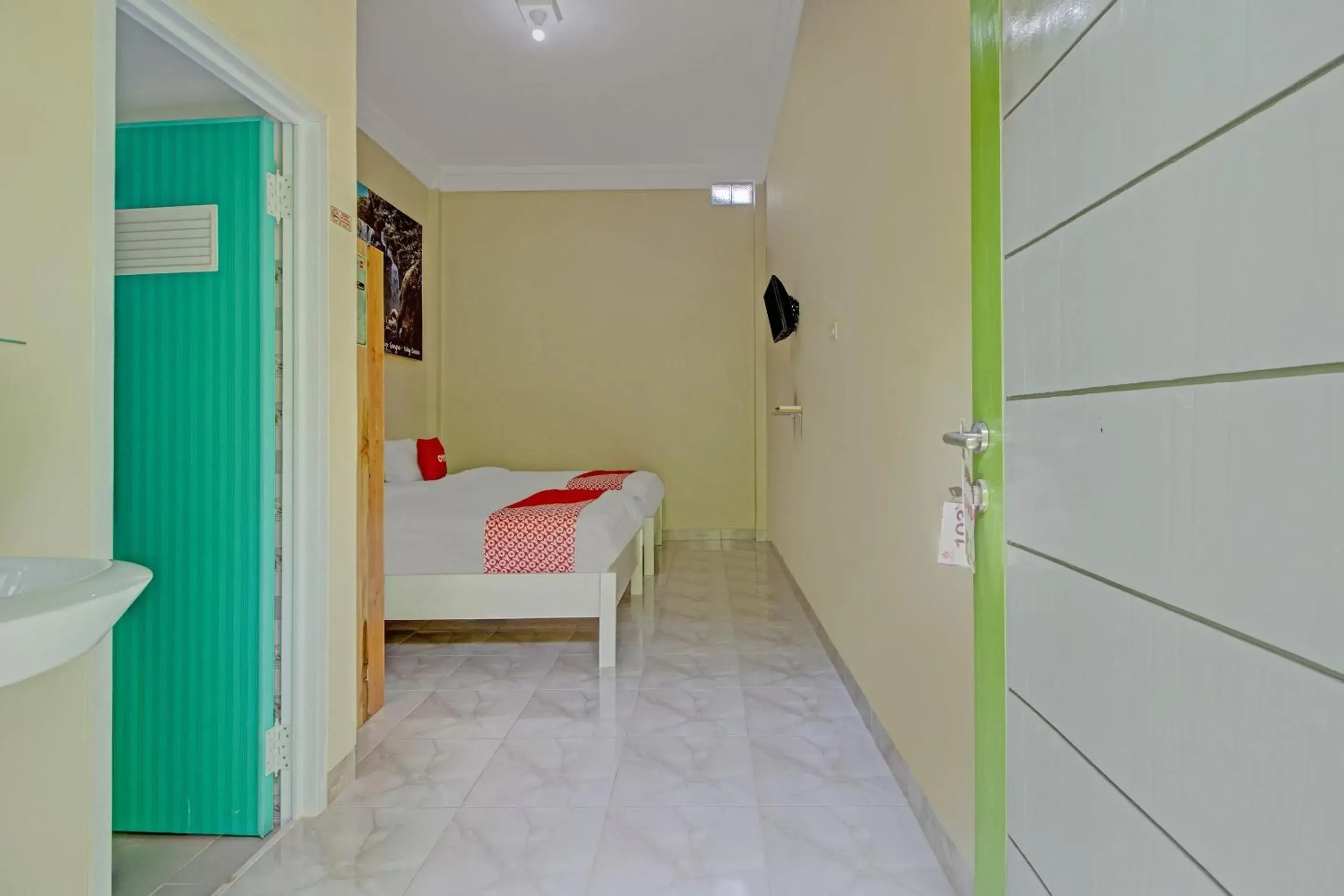 Bathroom, Bed in OYO 3774 Orchid 37 Syariah Guest House