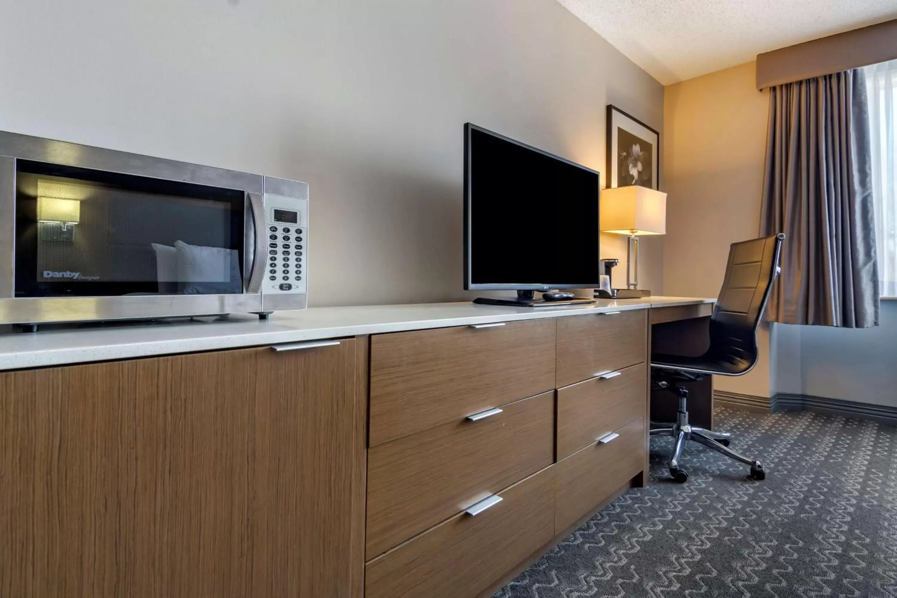 TV/Entertainment Center in Best Western Plus Vancouver Airport Hotel