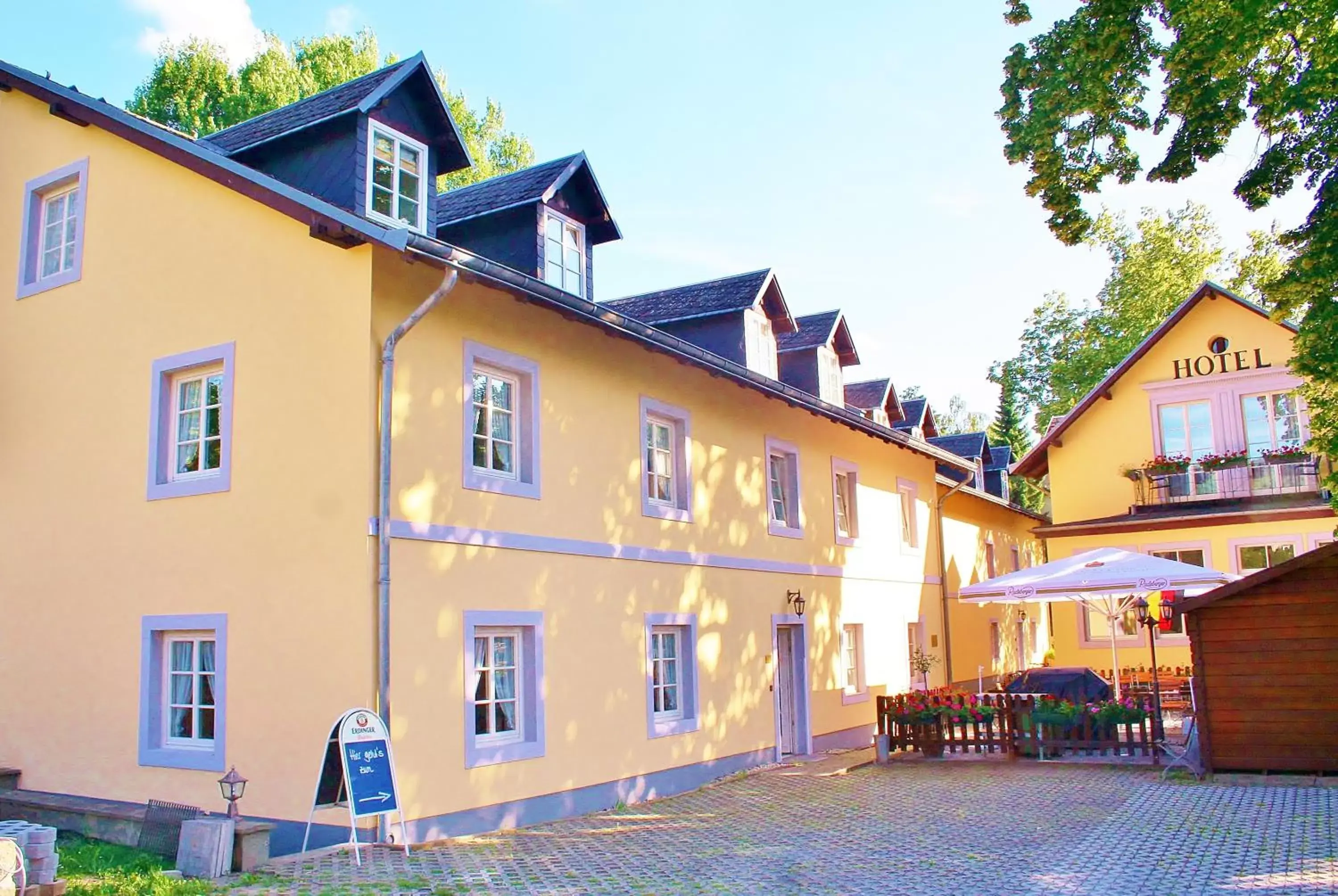 Patio, Property Building in Hotel Alttolkewitzer Hof