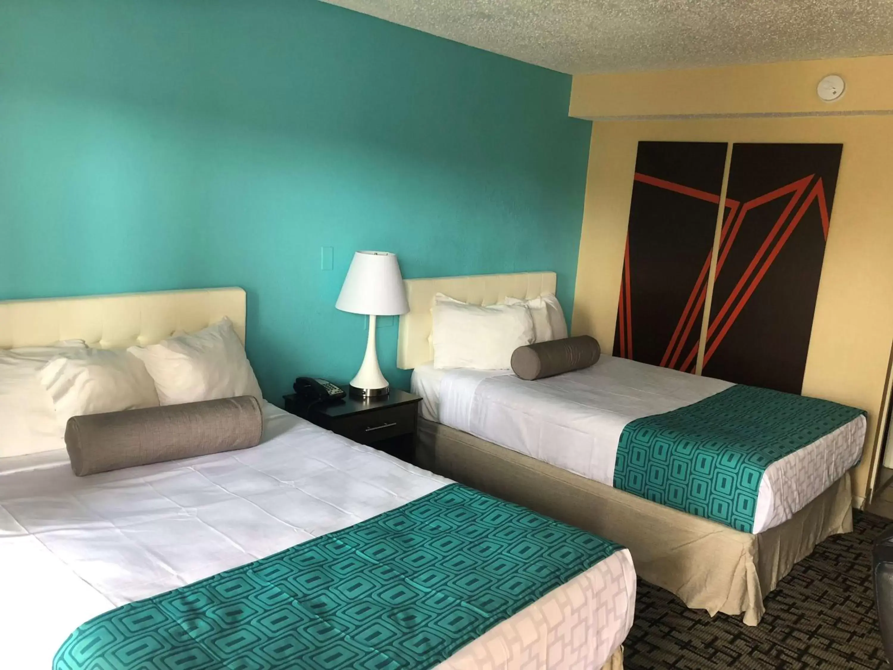Photo of the whole room, Bed in Howard Johnson by Wyndham Rocky Hill