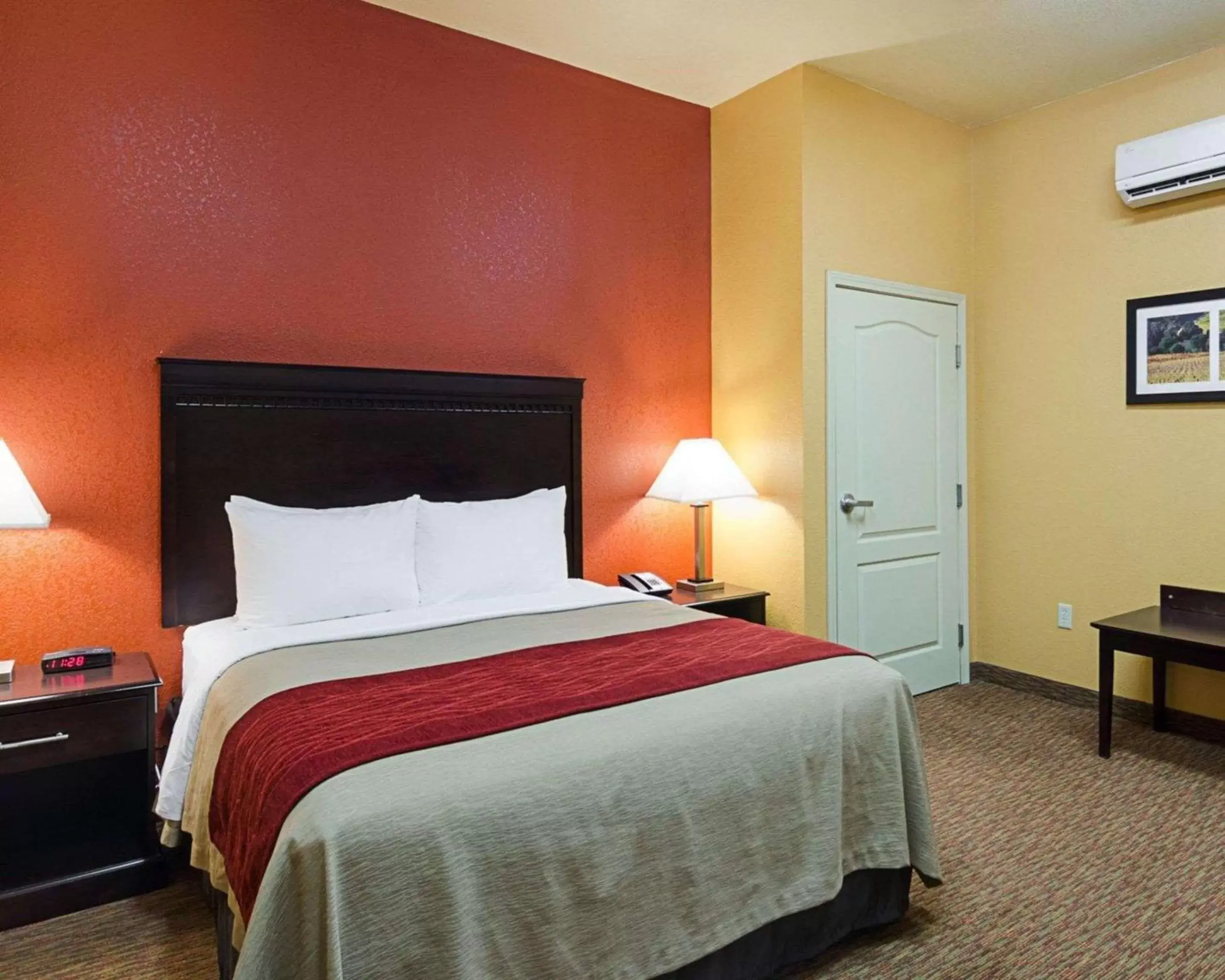 Bedroom, Bed in Comfort Inn & Suites Orange