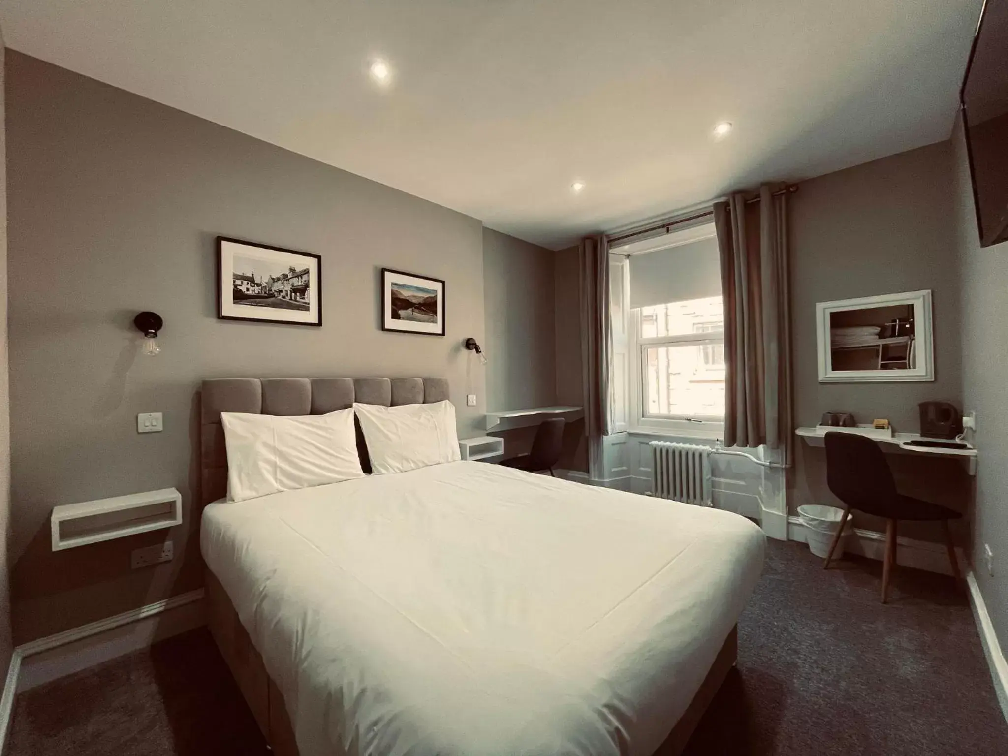 Property building, Bed in Airlie Arms Hotel