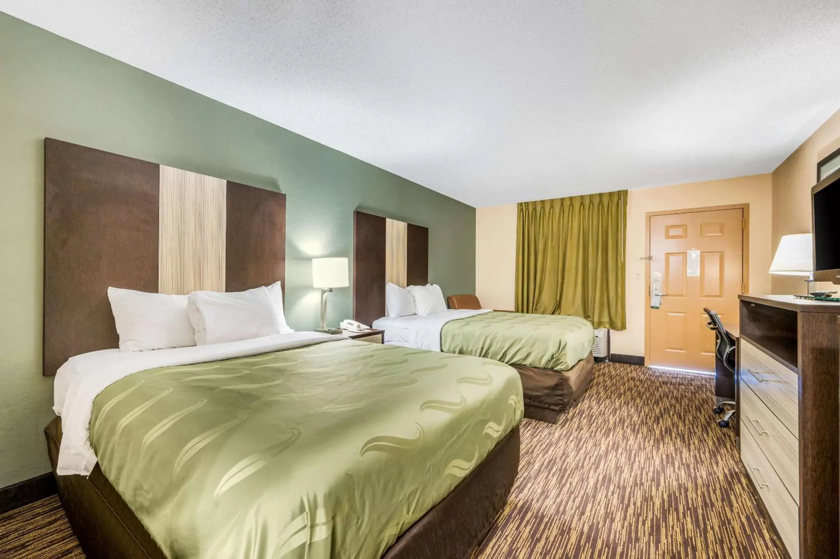 Photo of the whole room, Bed in Quality Inn Cullman I-65 exit 310