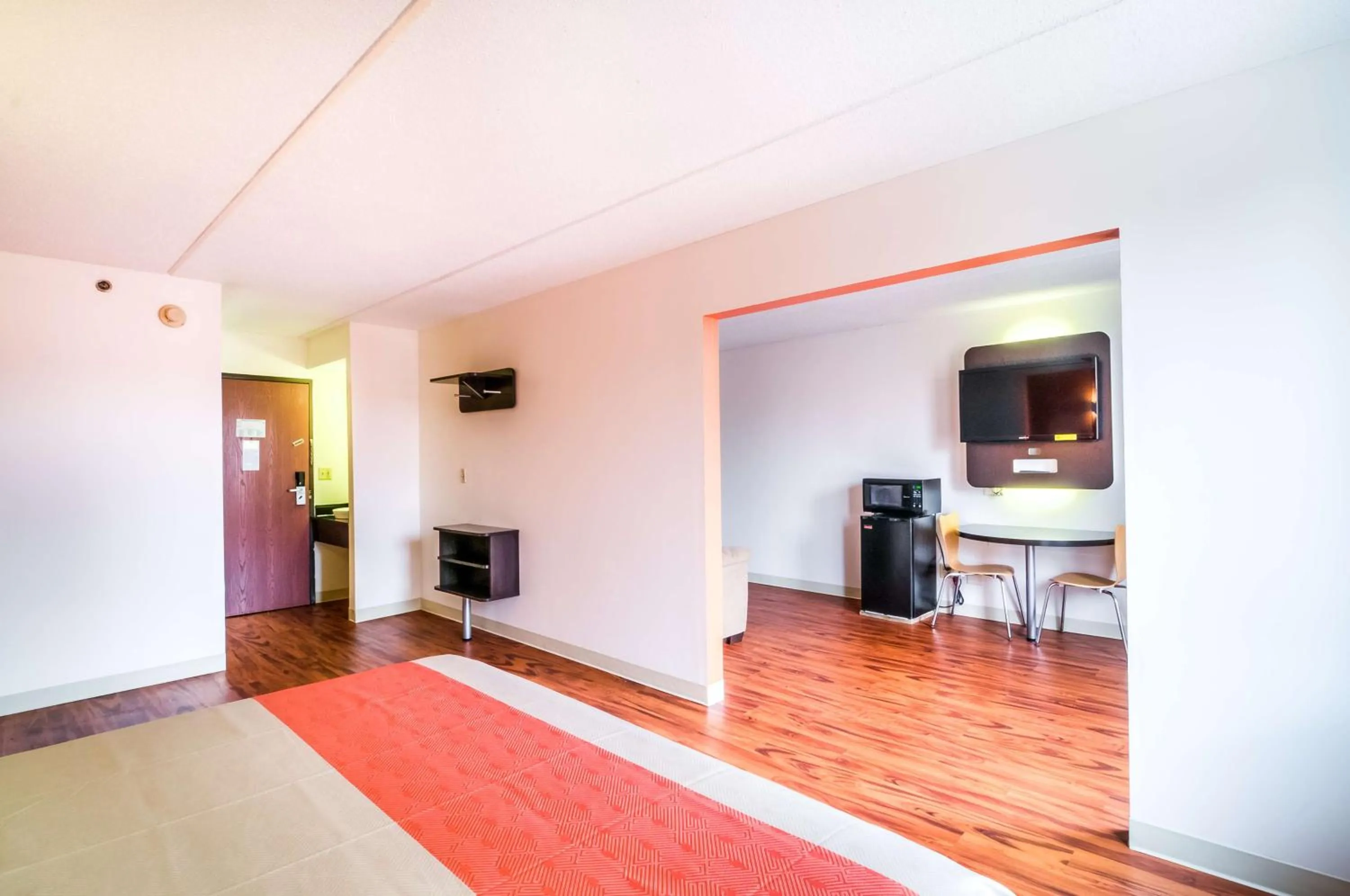 TV and multimedia in Motel 6-Lansing, IL - Chicago South