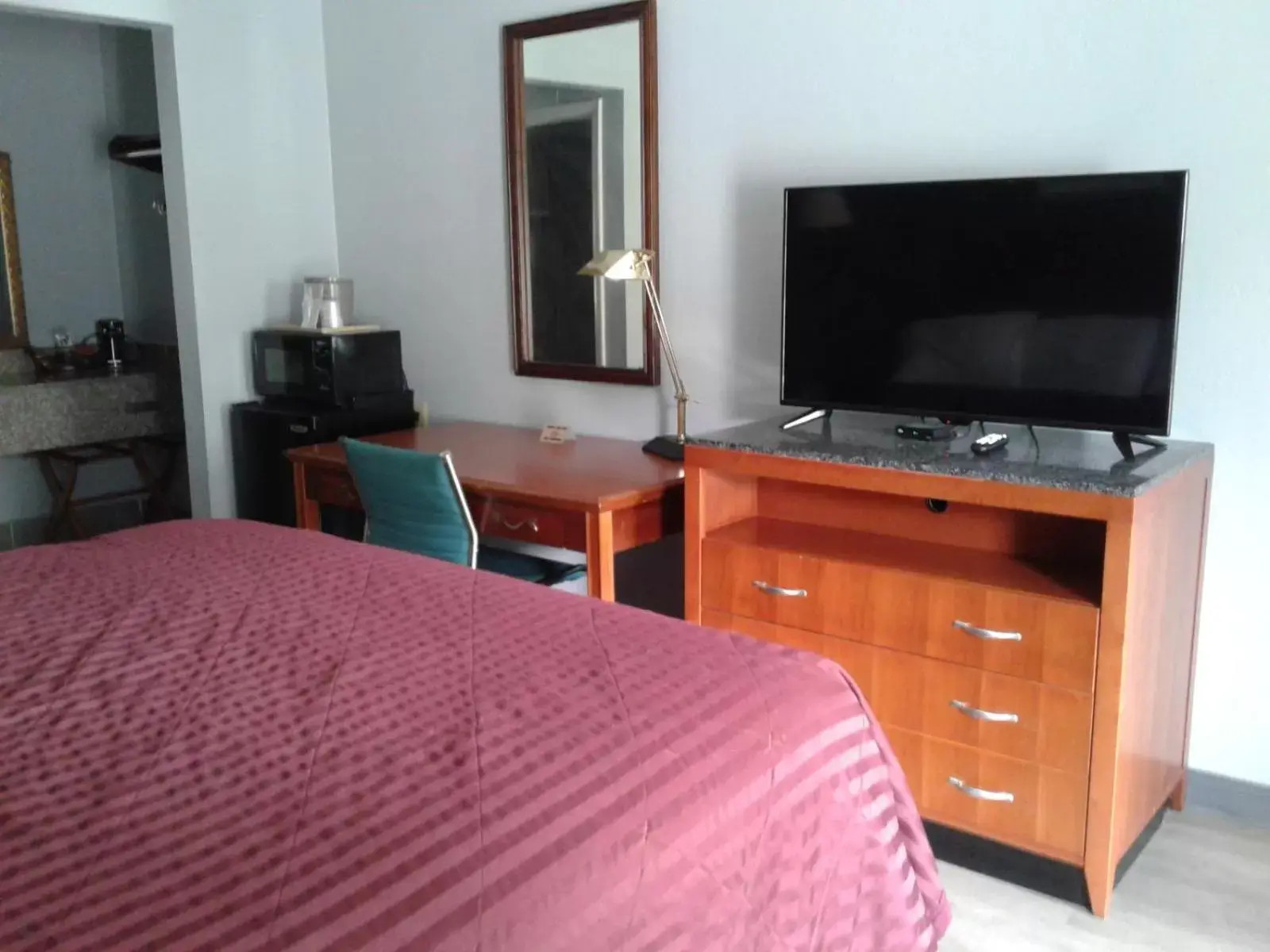 TV and multimedia, Bed in Budget Inn Anderson TV and multimedia, Bed in Budget Inn Anderson