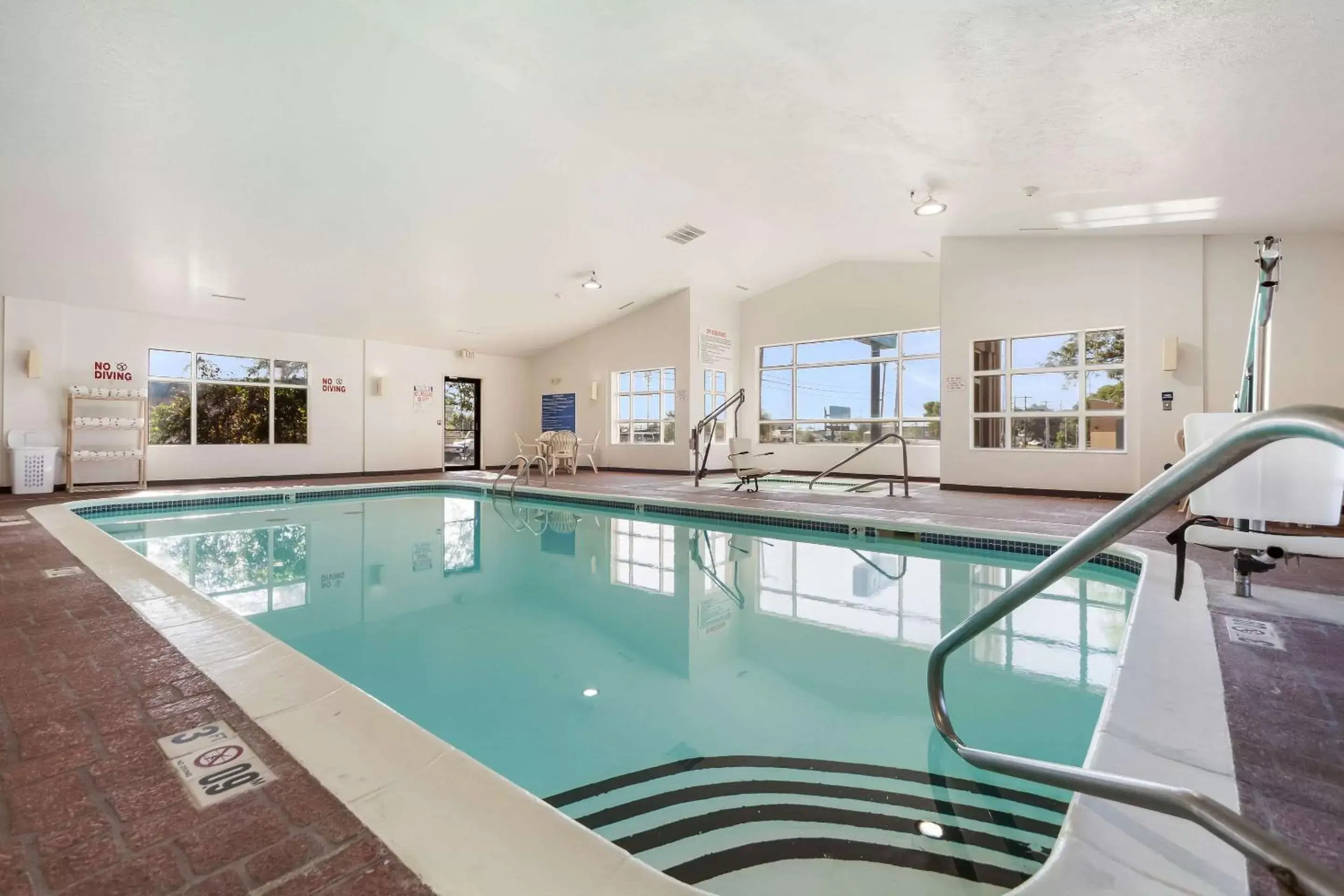 Swimming Pool in Quality Inn Lincoln Cornhusker