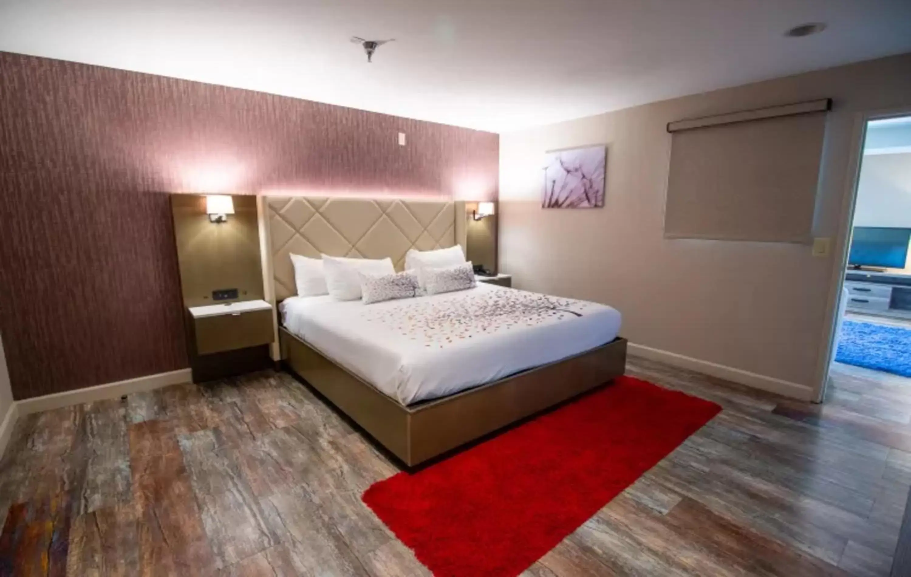 Bedroom, Bed in Empeiria High Sierra Hotel