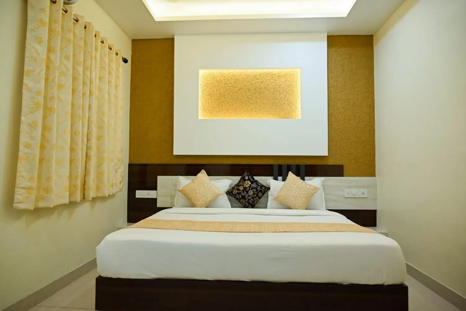 Photo of the whole room, Bed in Hotel Golden Bliss