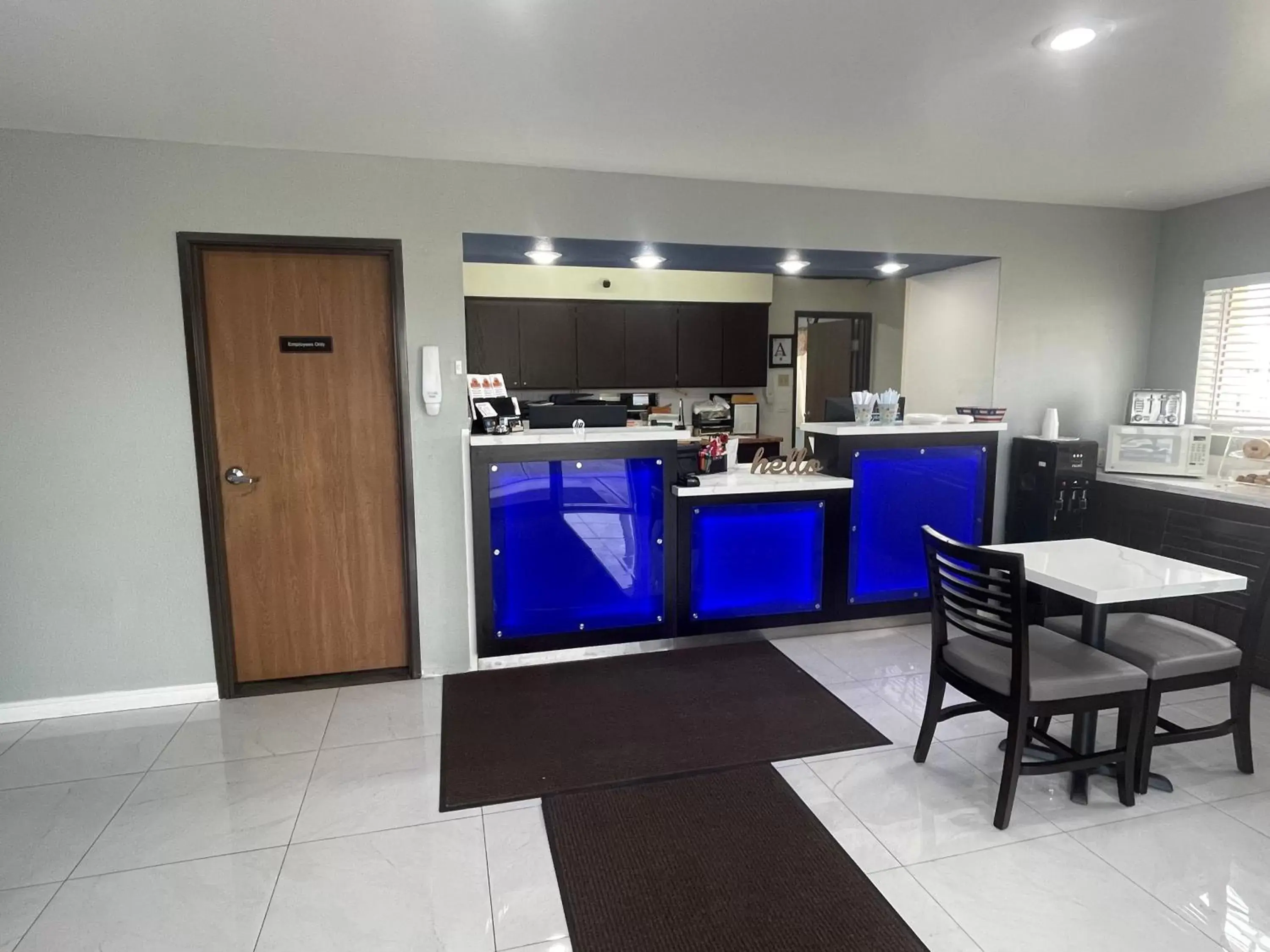 Lobby or reception, Kitchen/Kitchenette in Americas Choice Inn & Suites