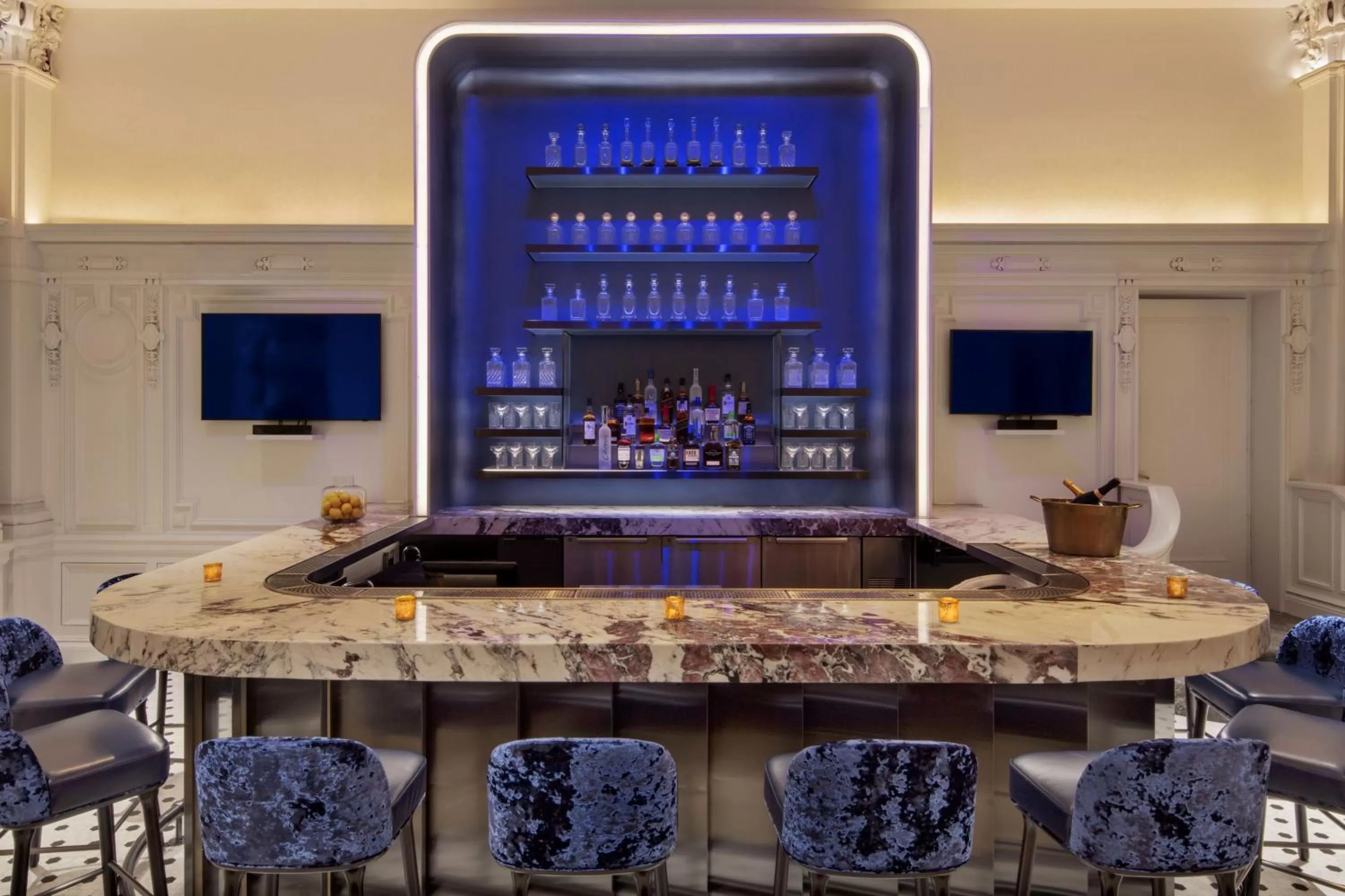 Lounge or bar in The Algonquin Hotel Times Square, Autograph Collection