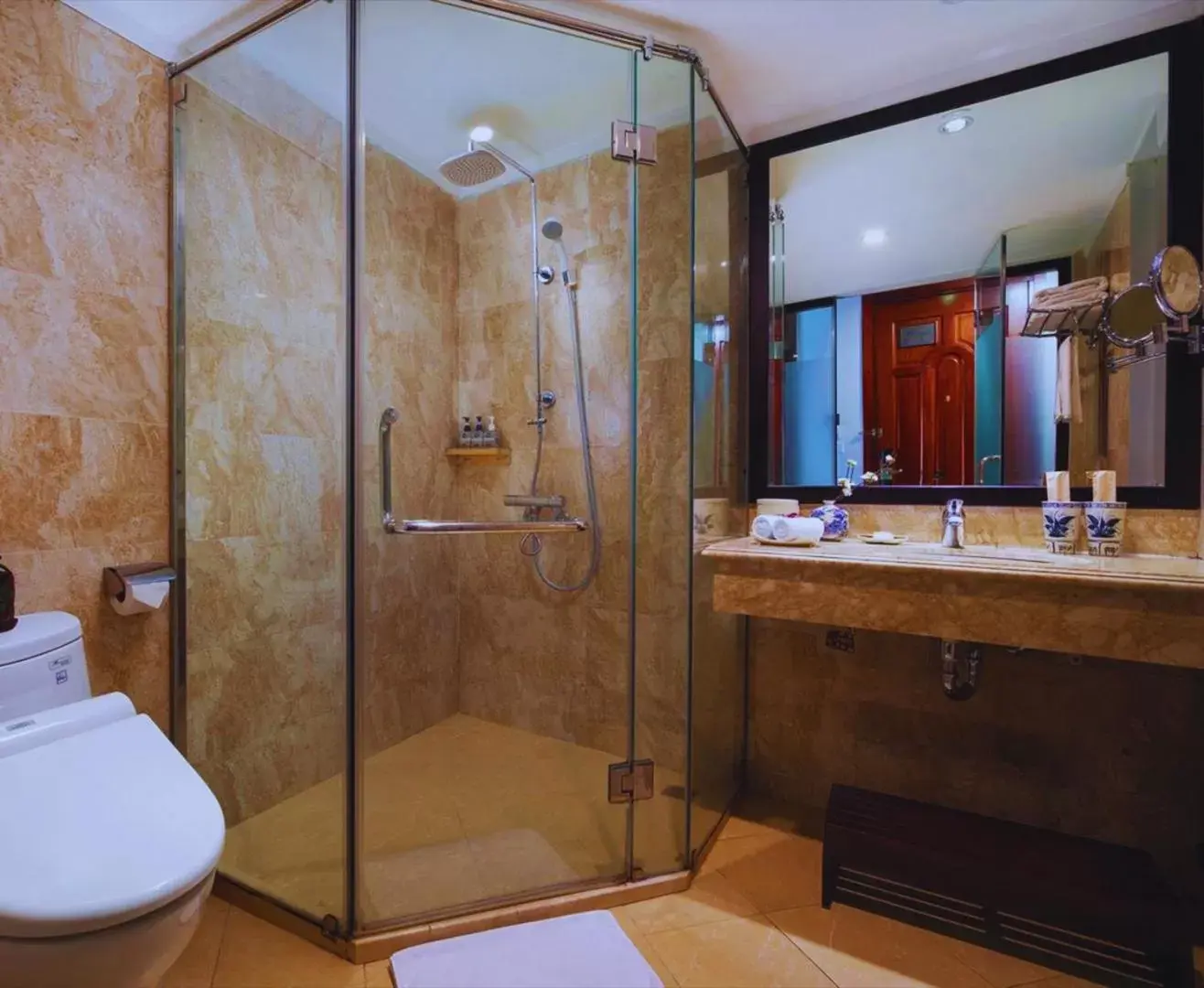 Shower, Bathroom in Hotel Emerald Waters Classy