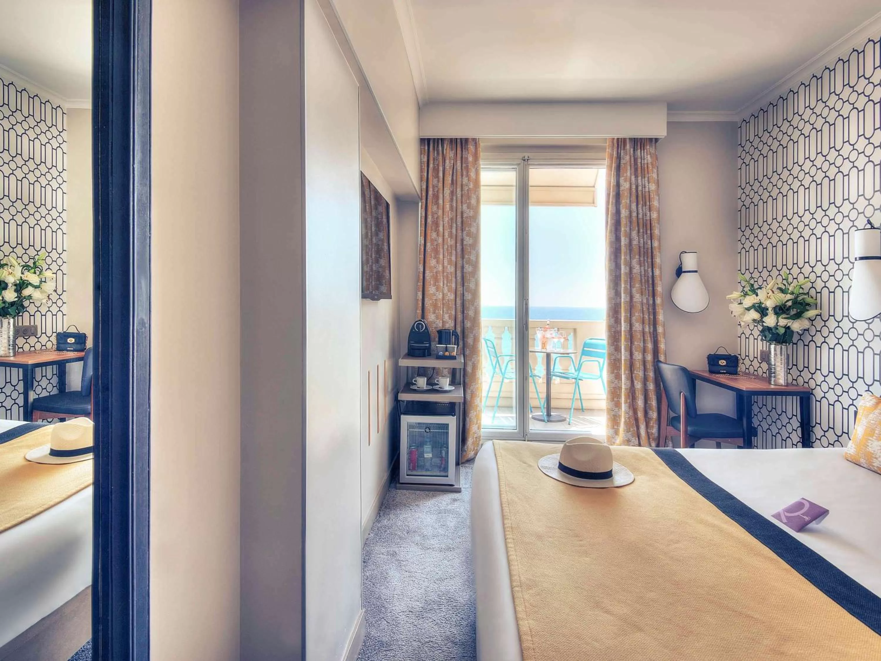 Balcony/Terrace, Bed in Mercure Nice Marché Aux Fleurs