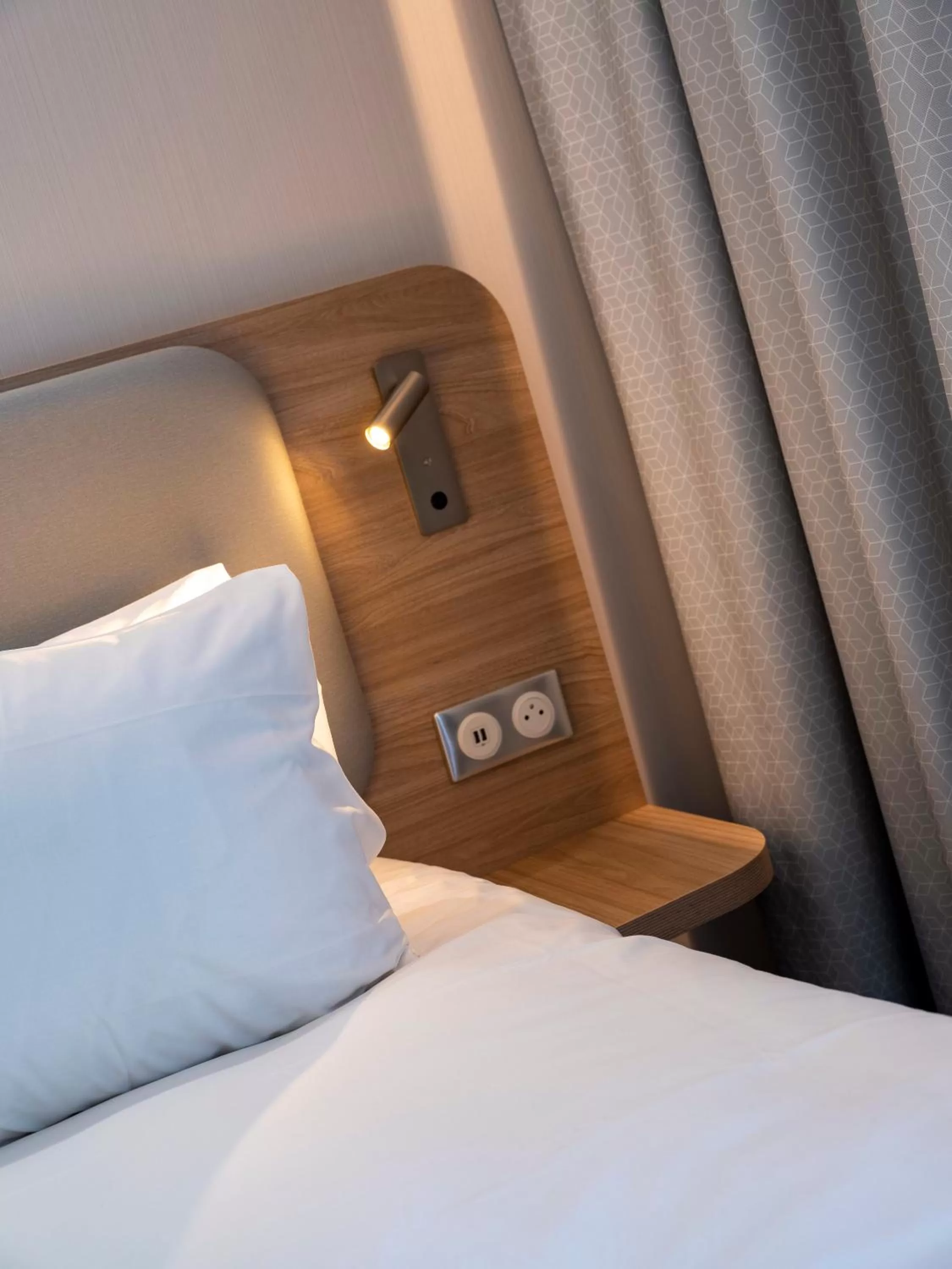 Bed in Holiday Inn Express - Nice - Grand Arenas by IHG